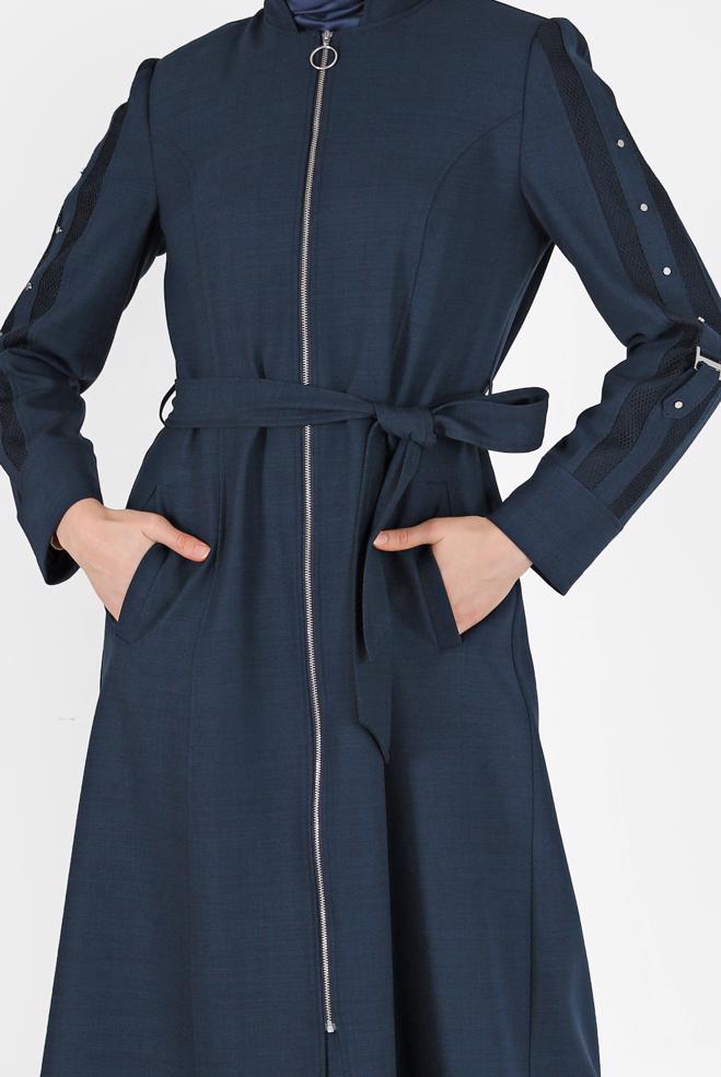 Tesettür giyim LACİVERT BELİ KUŞAKLI KOLLARI ZIMBA DETAYLI PARDESÜ 10486 - ALVİNA