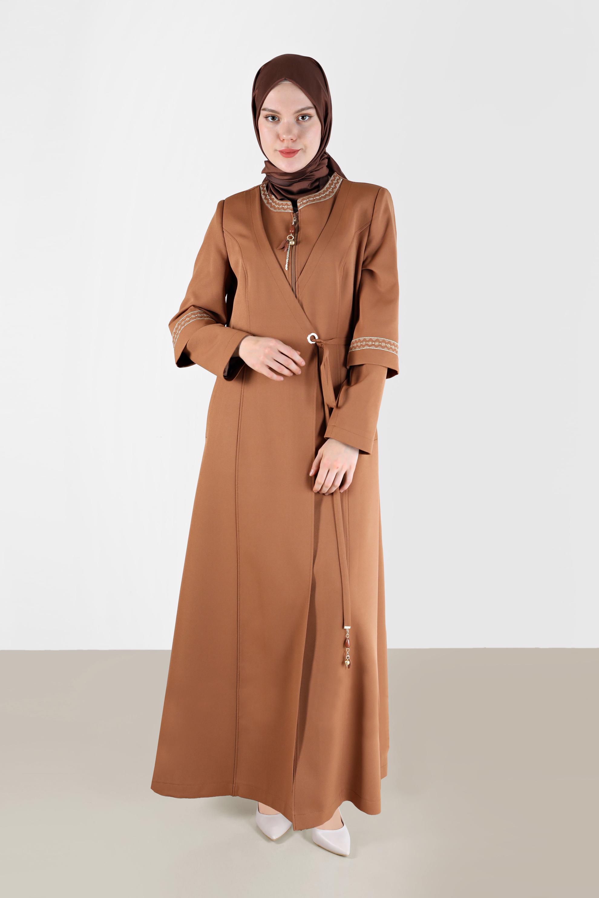 Tesettür giyim KAHVE ANVELOP KAPAMA DETAYLI NAKIŞLI PARDESÜ 10488 