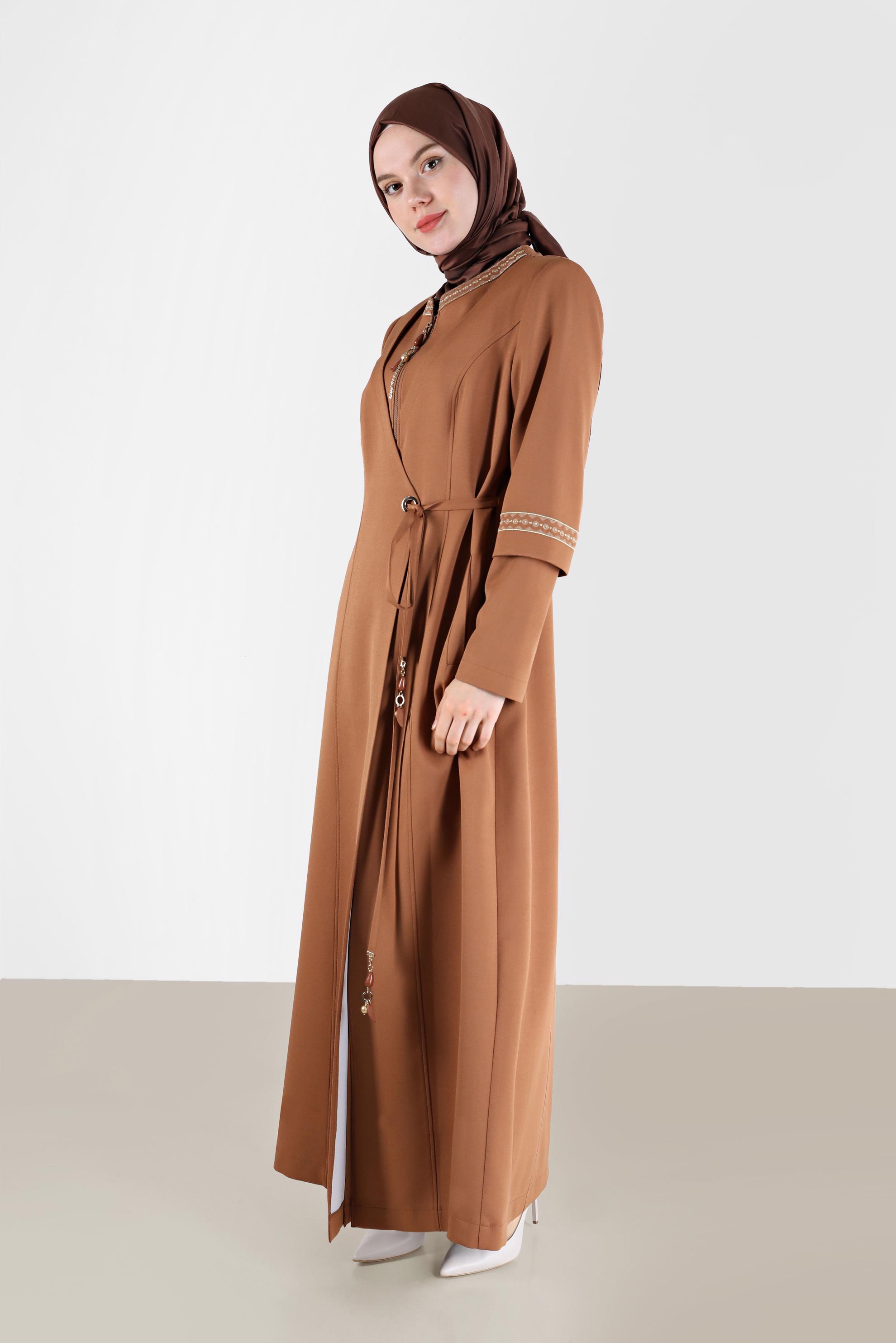 Tesettür giyim KAHVE ANVELOP KAPAMA DETAYLI NAKIŞLI PARDESÜ 10488 