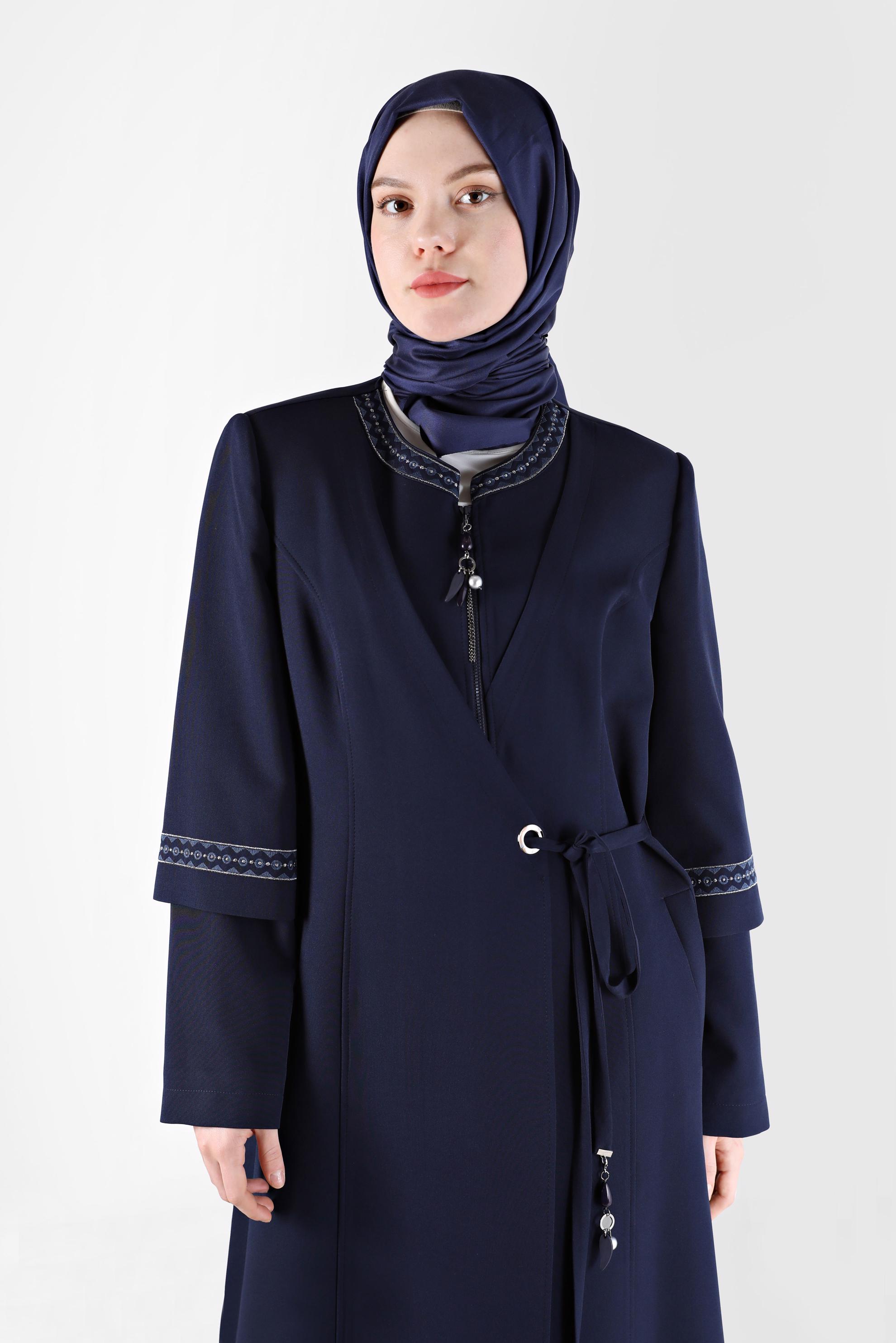 Tesettür giyim LACİVERT ANVELOP KAPAMA DETAYLI NAKIŞLI PARDESÜ 10488 
