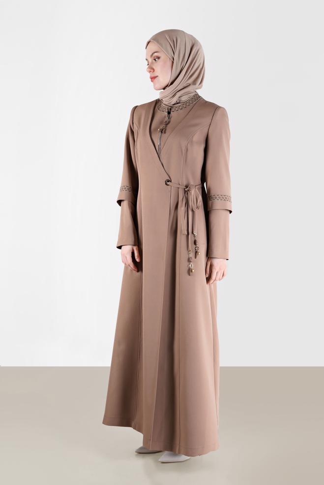 Tesettür giyim  ANVELOP KAPAMA DETAYLI NAKIŞLI PARDESÜ 10488  - ALVİNA