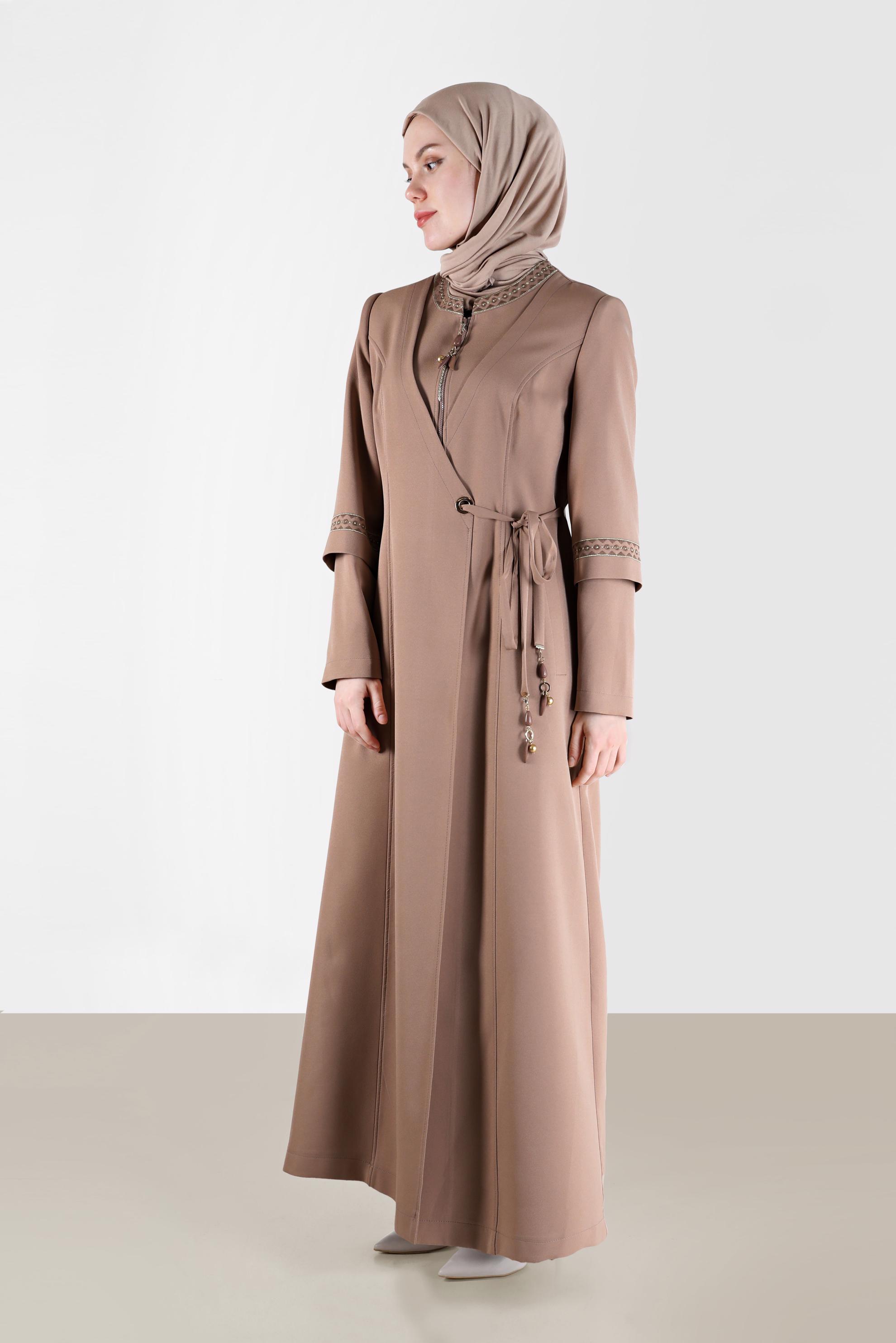 Tesettür giyim KAHVE ANVELOP KAPAMA DETAYLI NAKIŞLI PARDESÜ 10488 