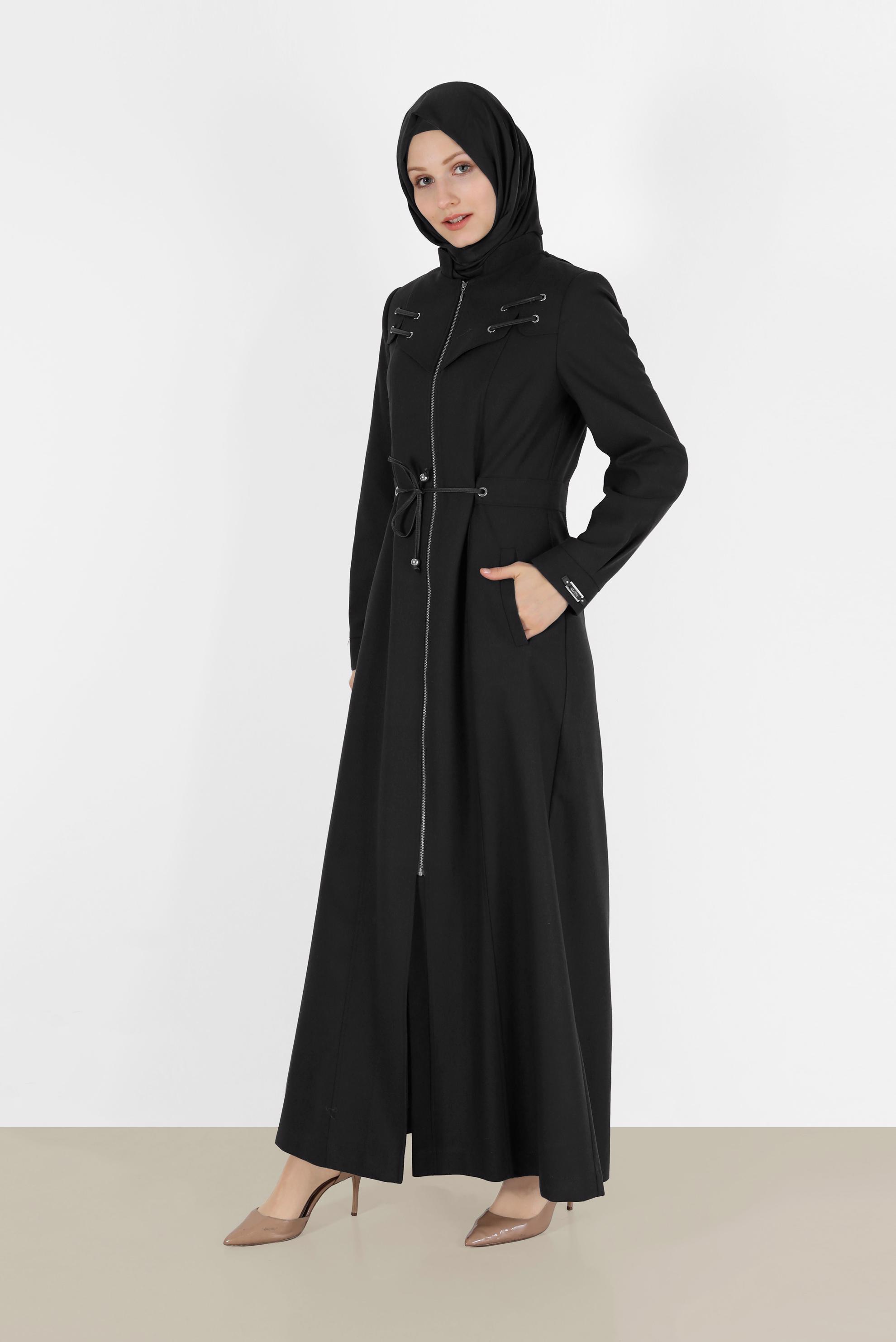 Tesettür giyim SİYAH KUŞGÖZÜ DETAYLI BELDEN BAĞLAMALI FERMUARLI PARDESÜ 10491 