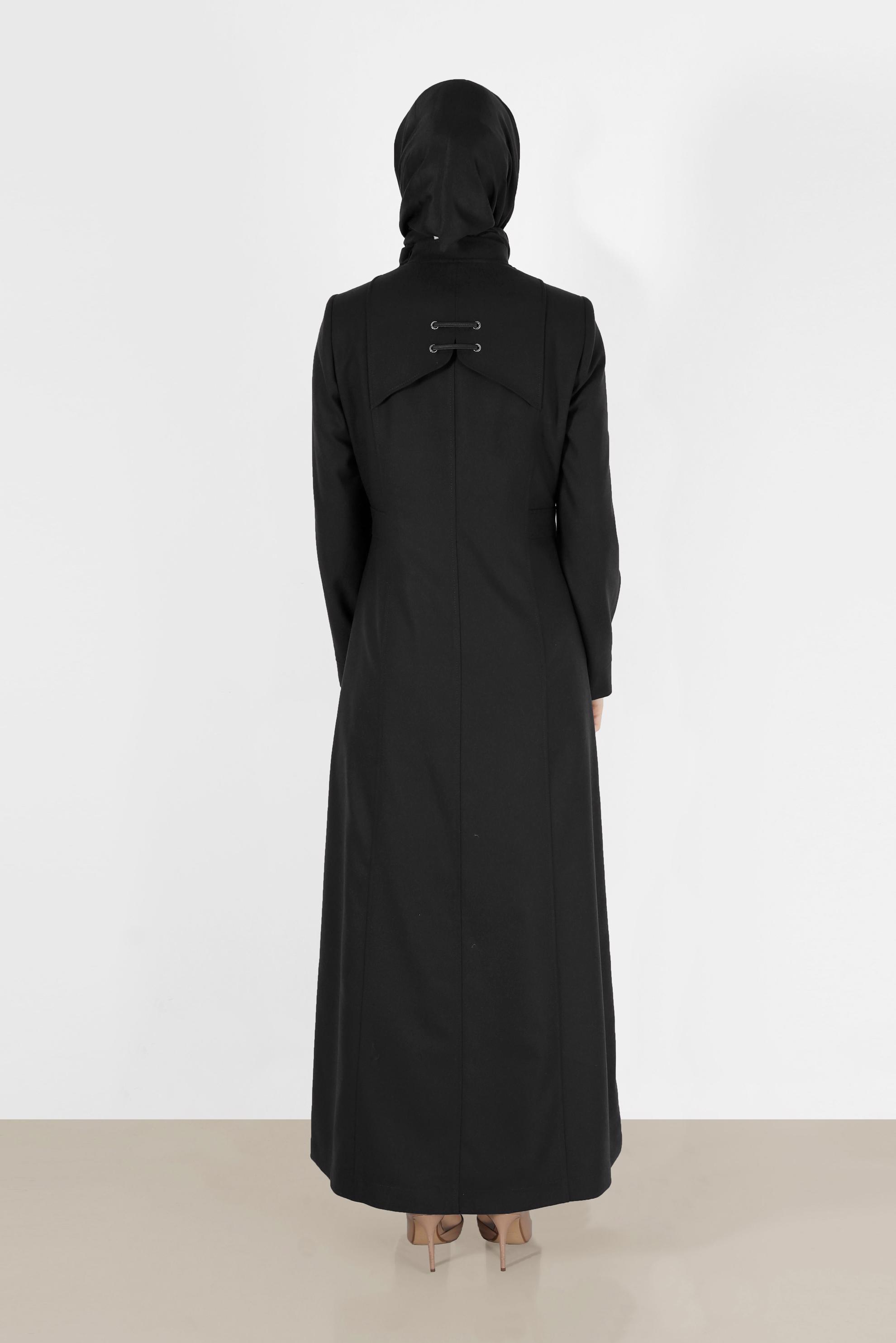 Tesettür giyim SİYAH KUŞGÖZÜ DETAYLI BELDEN BAĞLAMALI FERMUARLI PARDESÜ 10491 