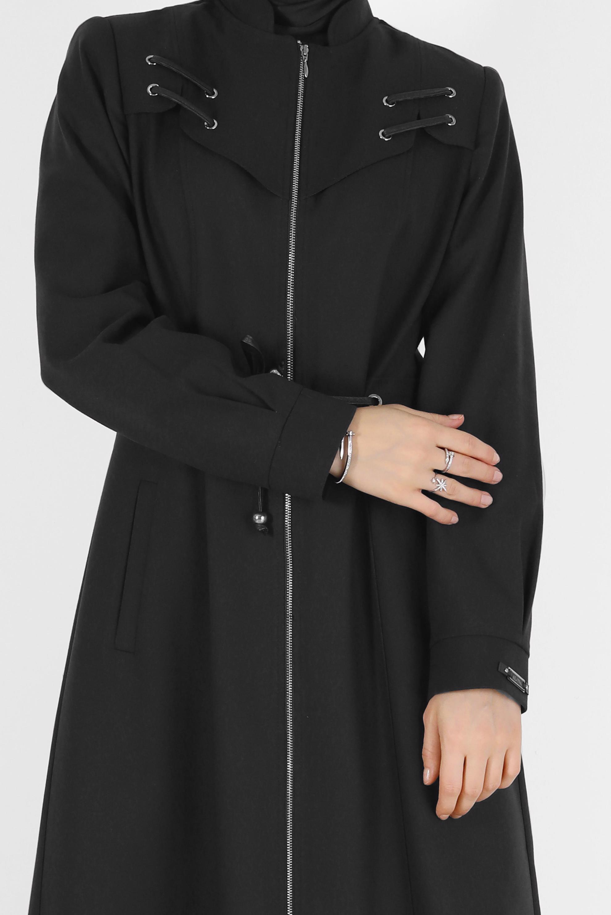 Tesettür giyim SİYAH KUŞGÖZÜ DETAYLI BELDEN BAĞLAMALI FERMUARLI PARDESÜ 10491 