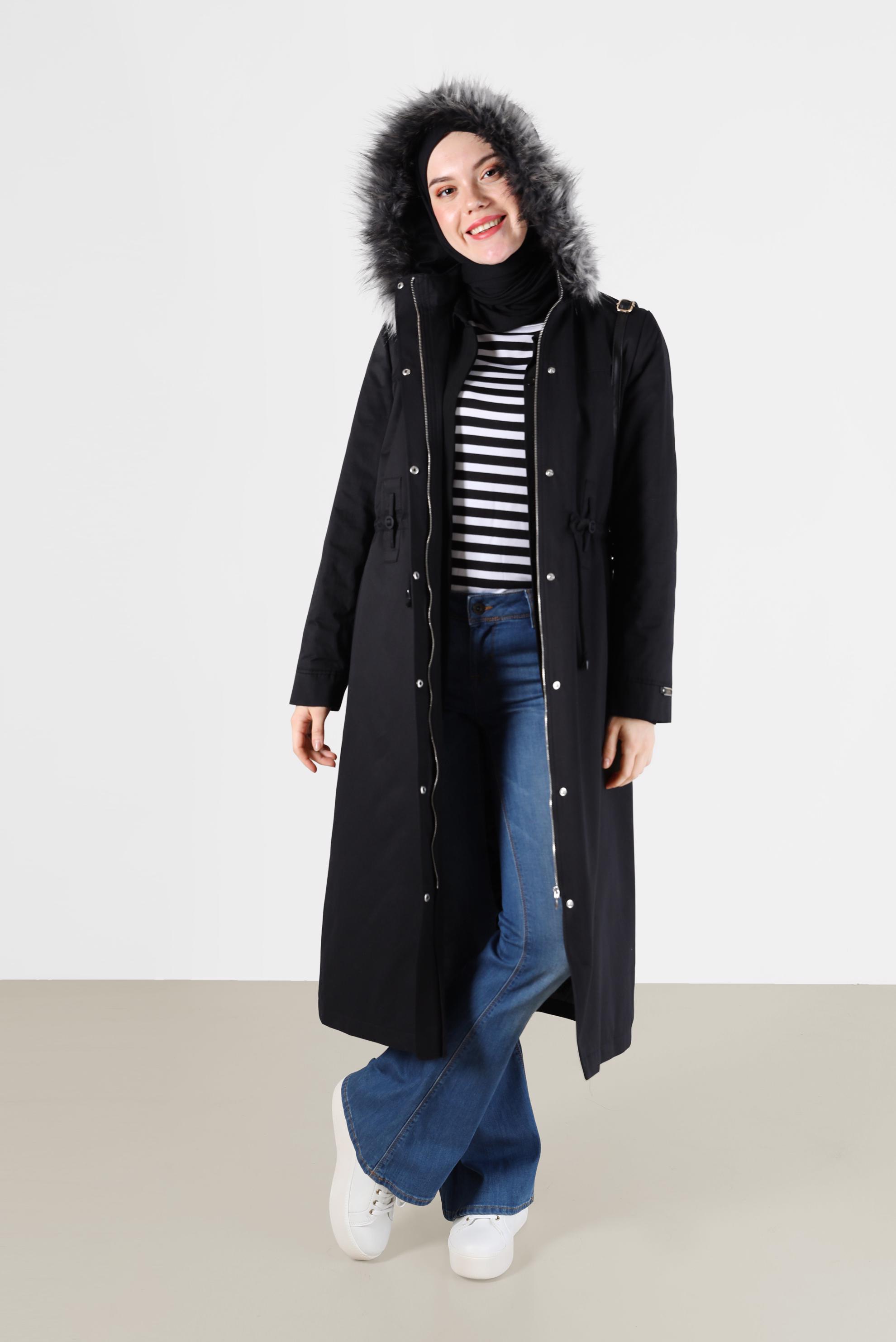 Tesettür giyim SİYAH KAPÜŞONU KÜRK DETAYLI BELİ BÜZGÜLÜ PARKA 90222 