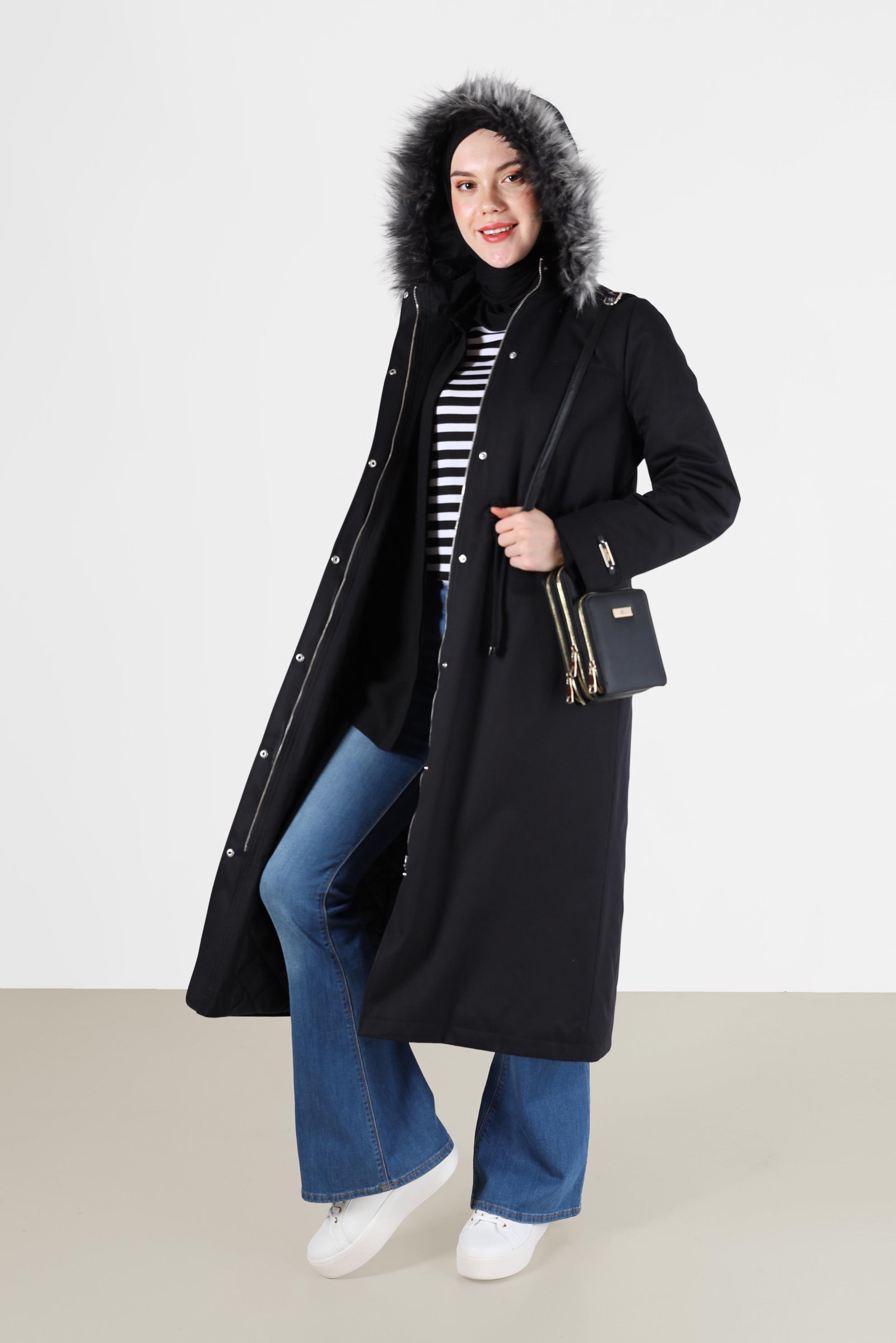 Tesettür giyim SİYAH KAPÜŞONU KÜRK DETAYLI BELİ BÜZGÜLÜ PARKA 90222 