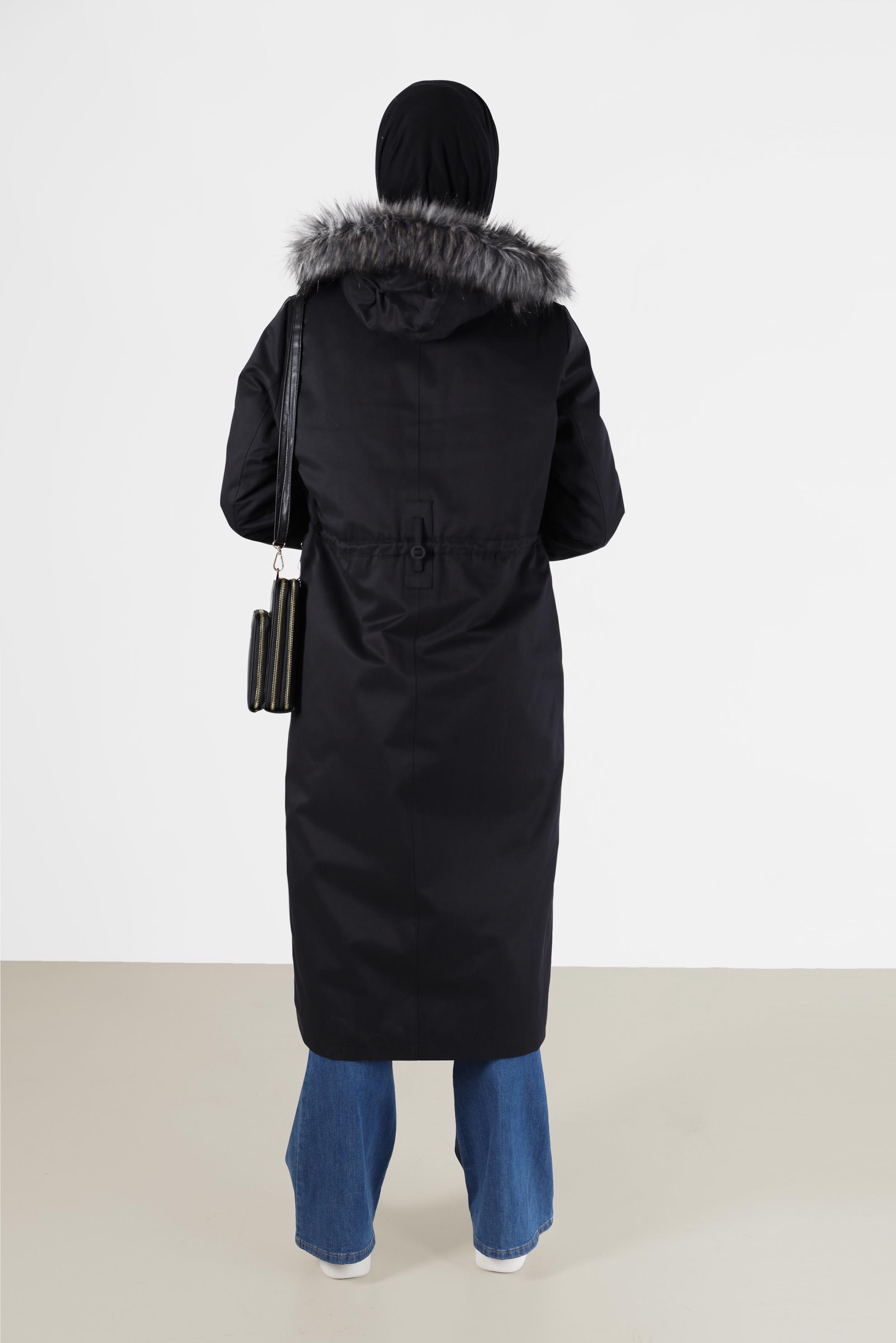 Tesettür giyim SİYAH KAPÜŞONU KÜRK DETAYLI BELİ BÜZGÜLÜ PARKA 90222 