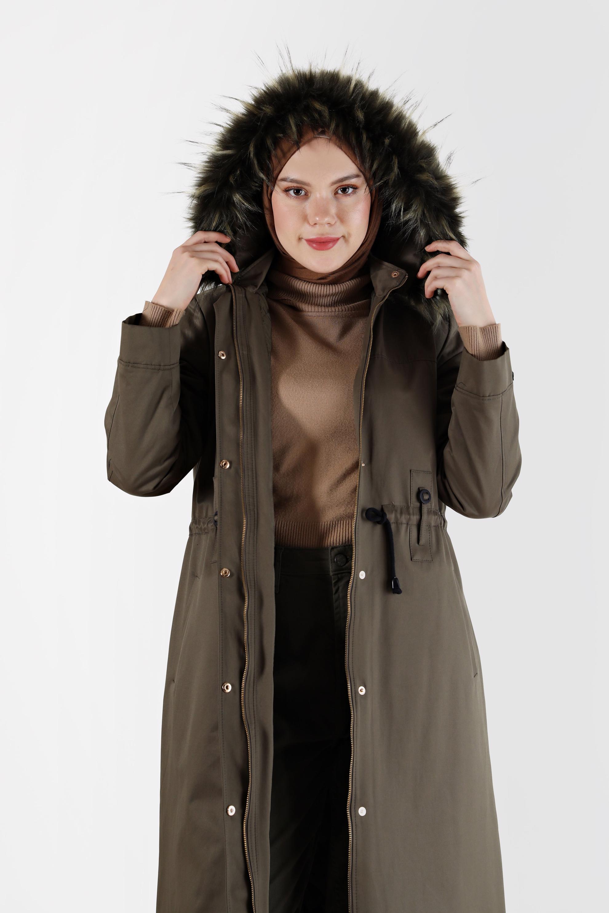 Tesettür giyim HAKİ KAPÜŞONU KÜRK DETAYLI BELİ BÜZGÜLÜ PARKA 90222 