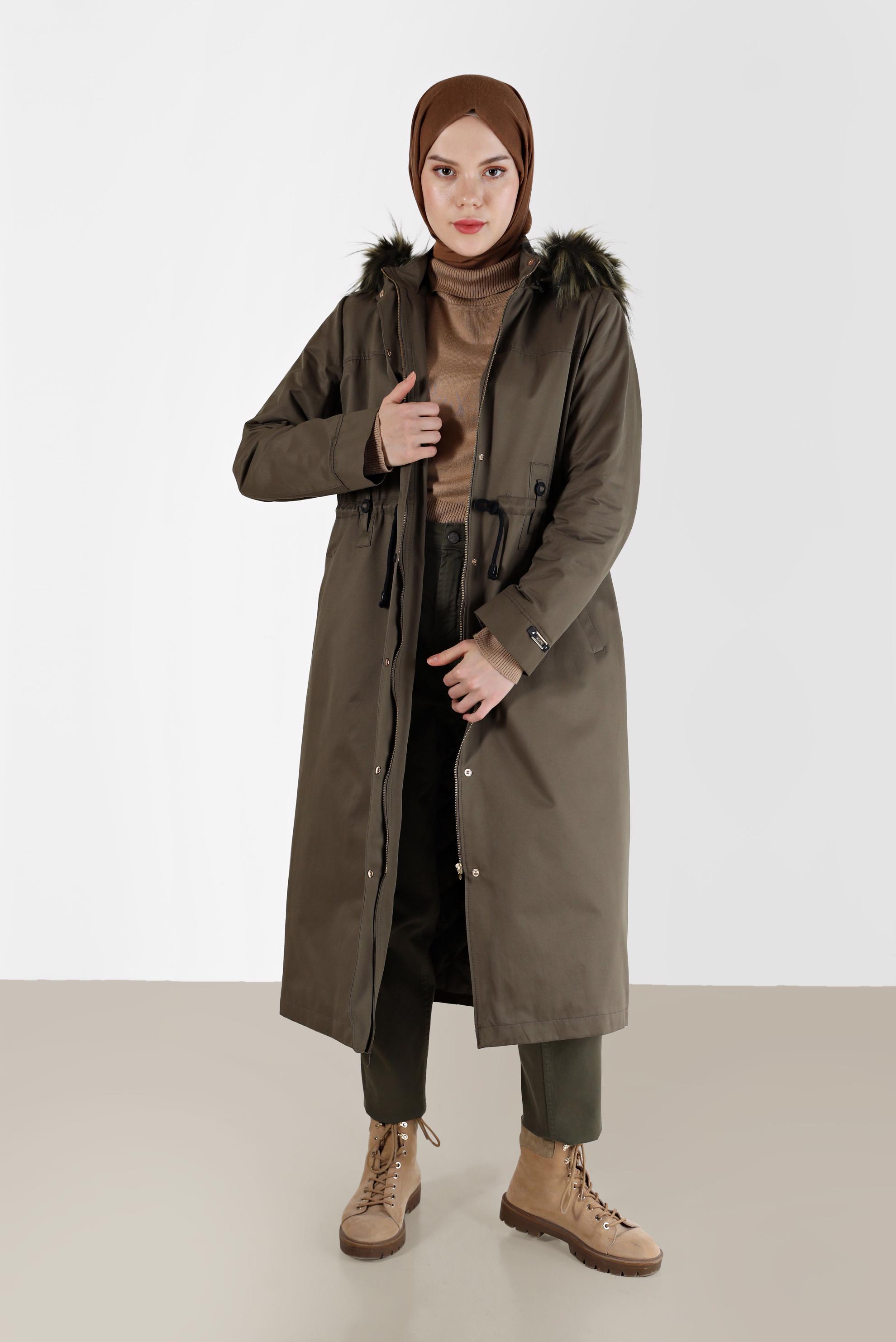 Tesettür giyim HAKİ KAPÜŞONU KÜRK DETAYLI BELİ BÜZGÜLÜ PARKA 90222 