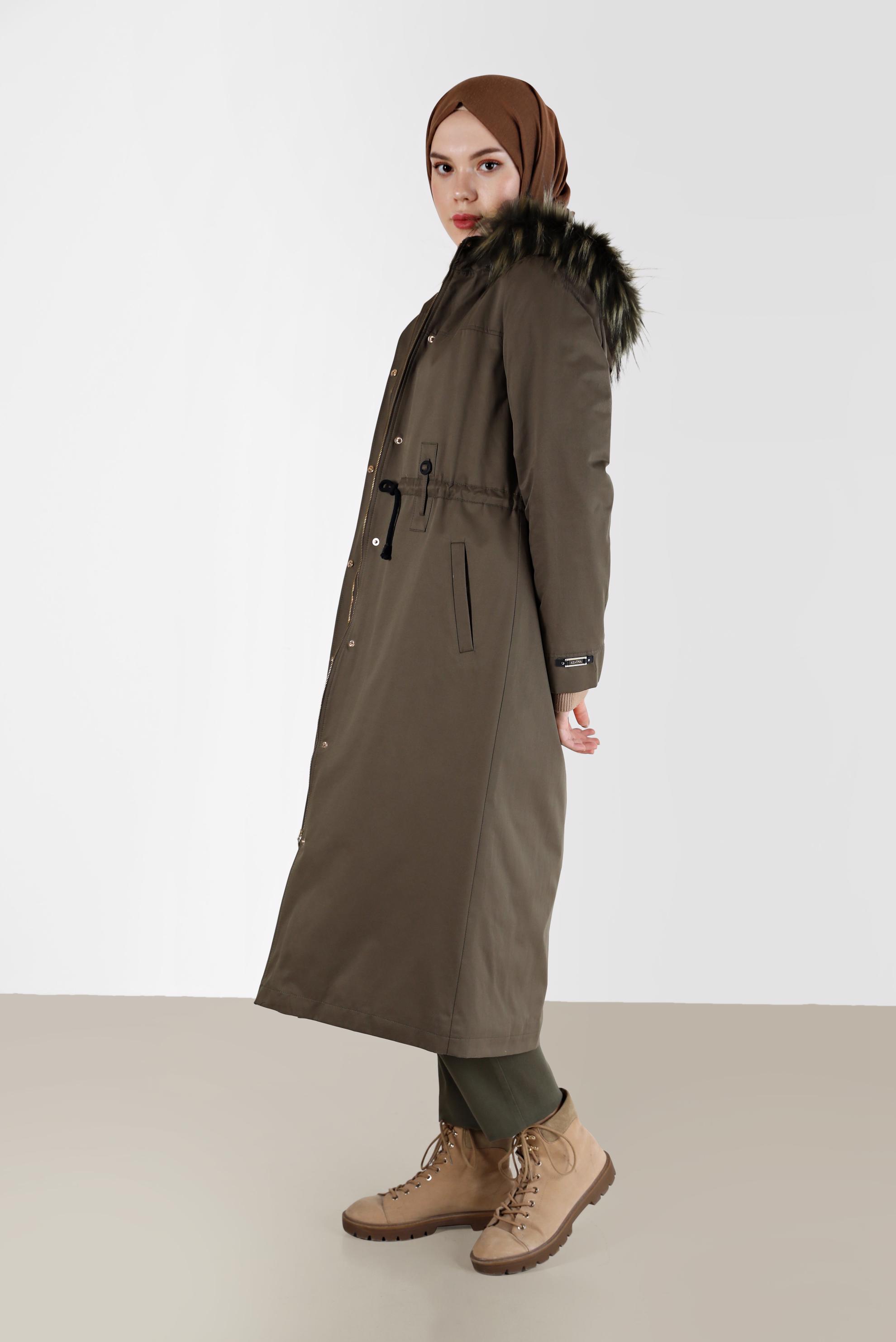 Tesettür giyim HAKİ KAPÜŞONU KÜRK DETAYLI BELİ BÜZGÜLÜ PARKA 90222 