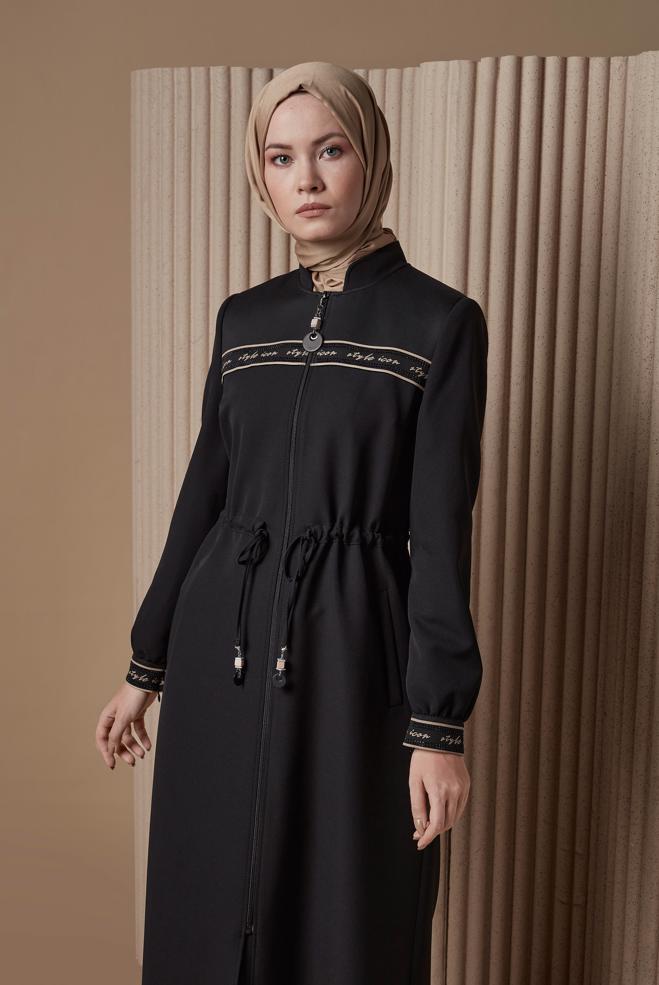 Tesettür giyim  YAZI BASKILI BELİ BÜZGÜLÜ PARDESÜ 10475  - ALVİNA