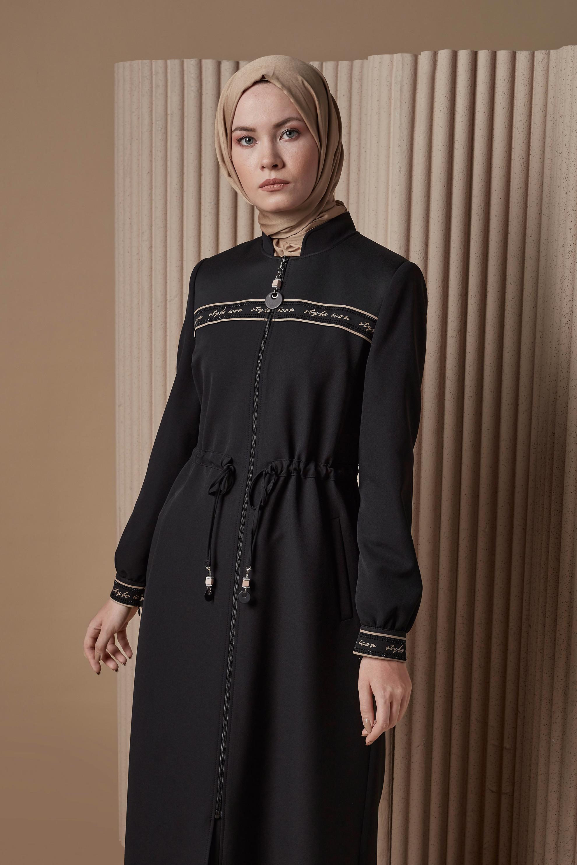 Tesettür giyim SİYAH YAZI BASKILI BELİ BÜZGÜLÜ PARDESÜ 10475 