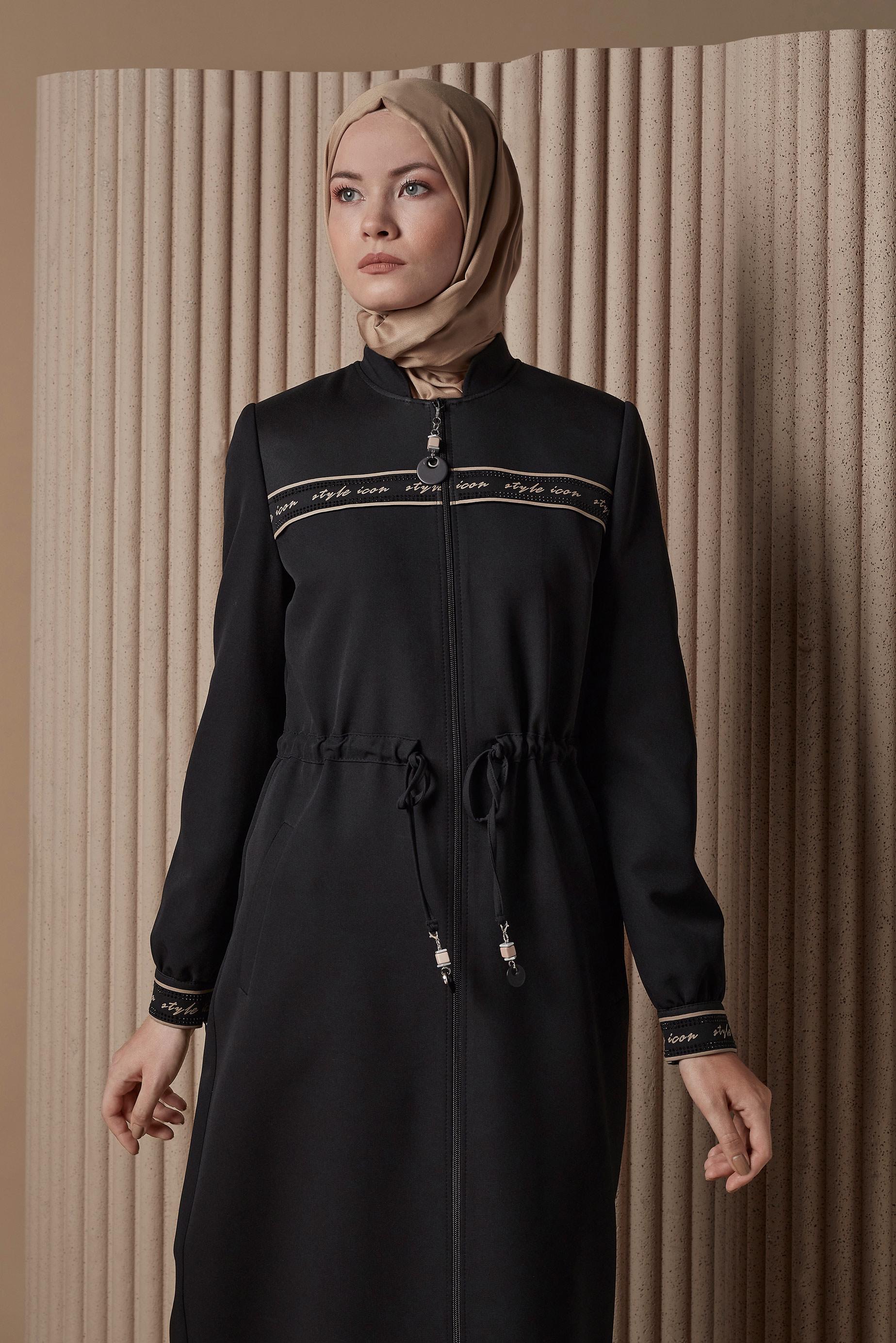 Tesettür giyim SİYAH YAZI BASKILI BELİ BÜZGÜLÜ PARDESÜ 10475 