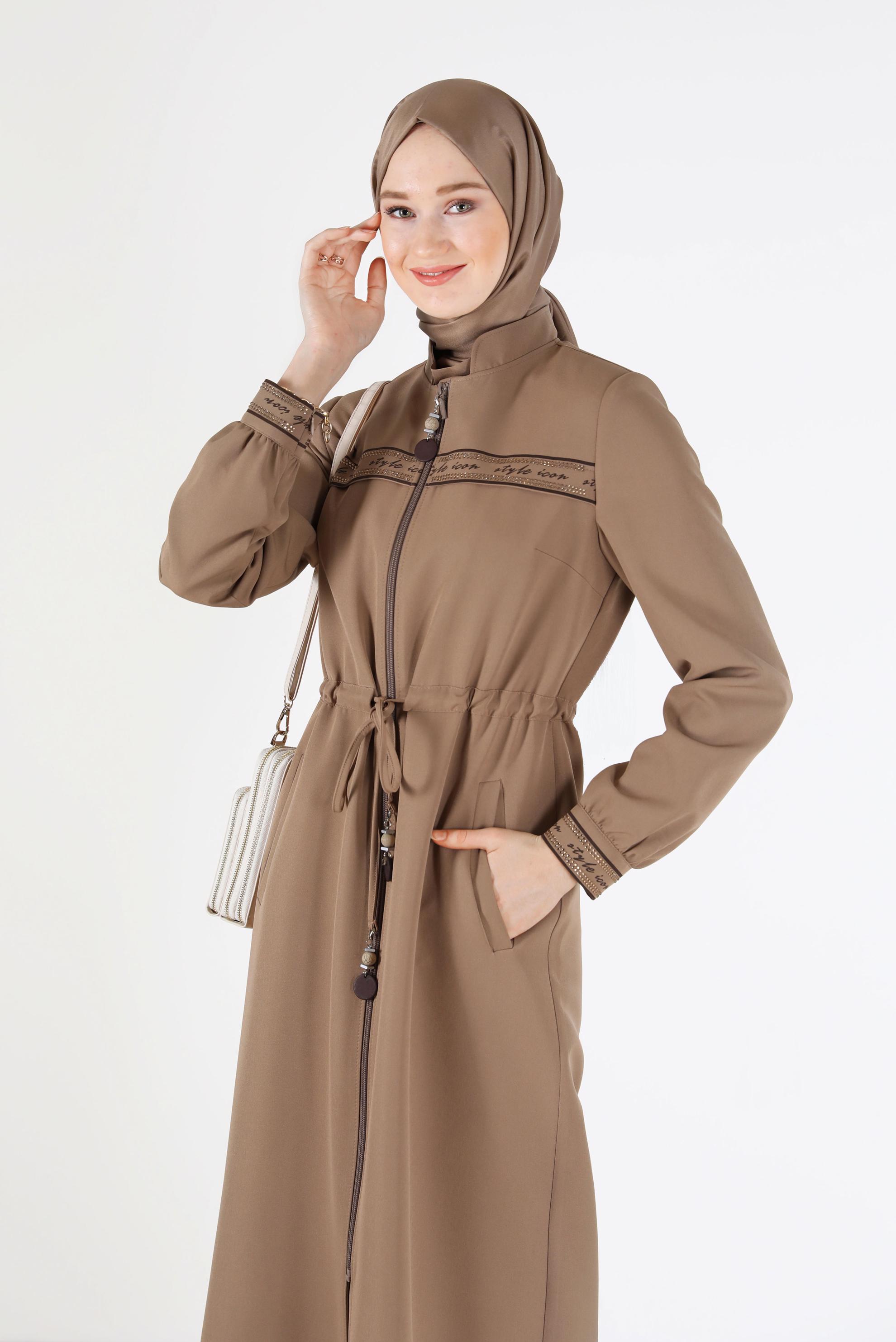 Tesettür giyim BEJ YAZI BASKILI BELİ BÜZGÜLÜ PARDESÜ 10475 