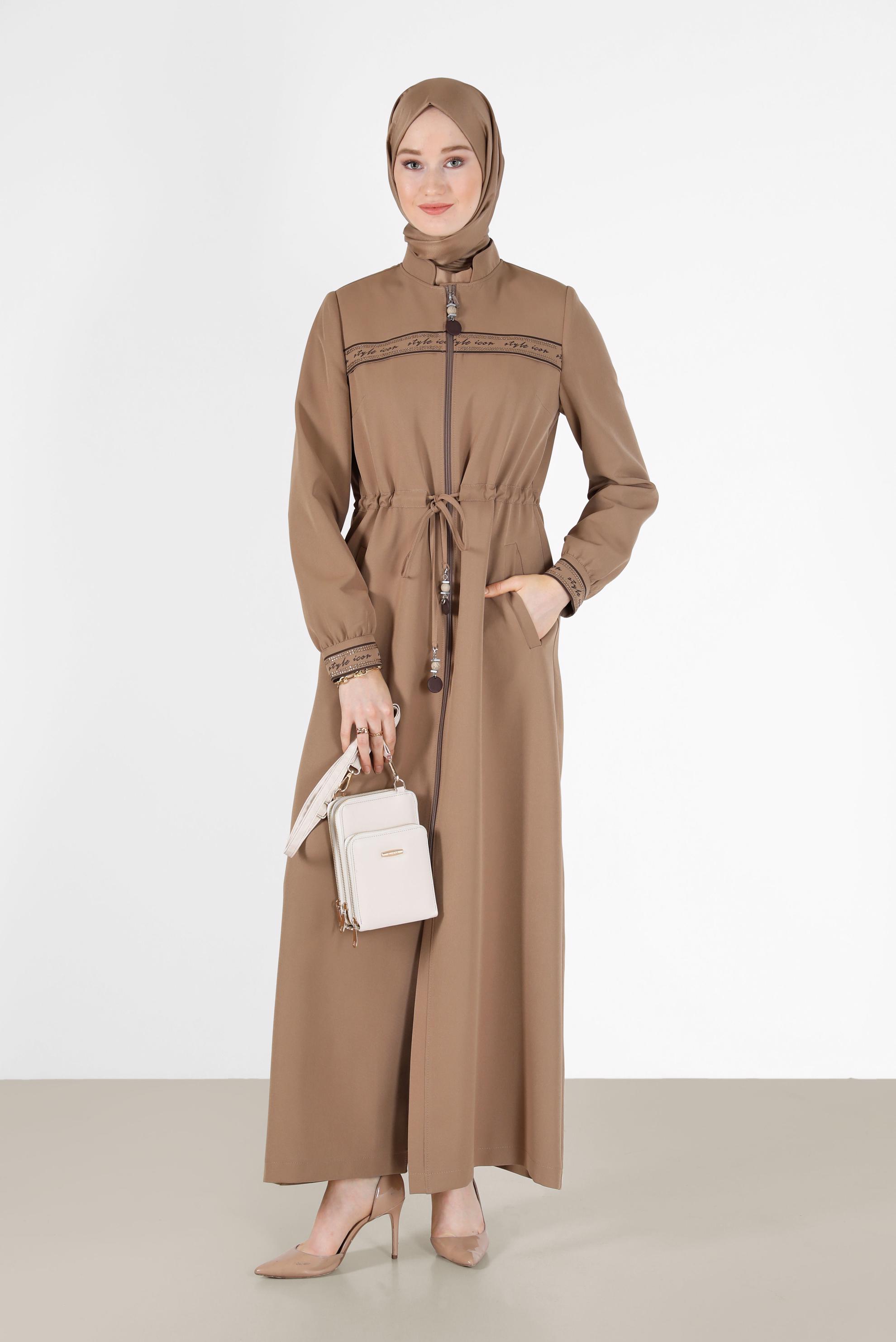 Tesettür giyim BEJ YAZI BASKILI BELİ BÜZGÜLÜ PARDESÜ 10475 