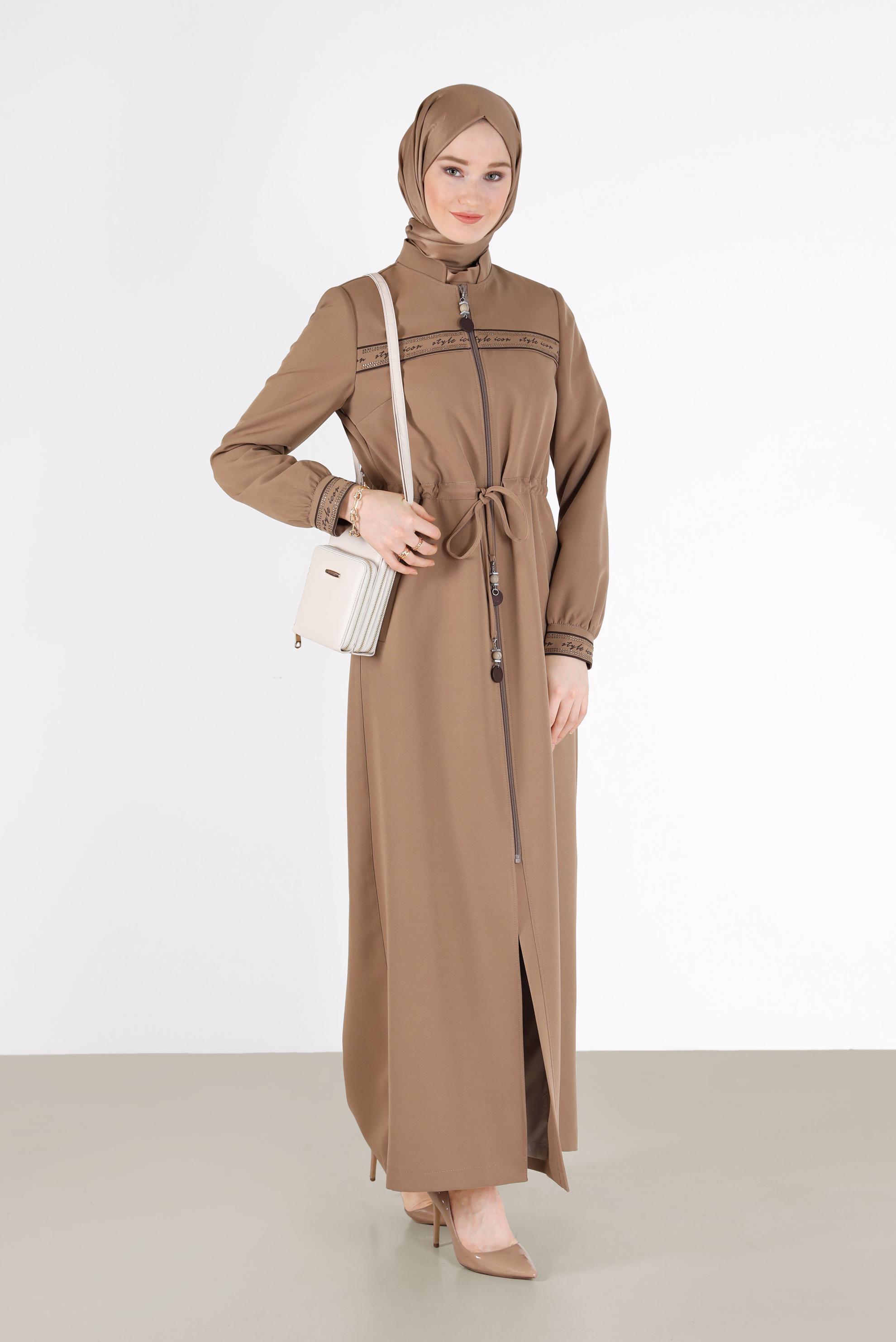 Tesettür giyim BEJ YAZI BASKILI BELİ BÜZGÜLÜ PARDESÜ 10475 