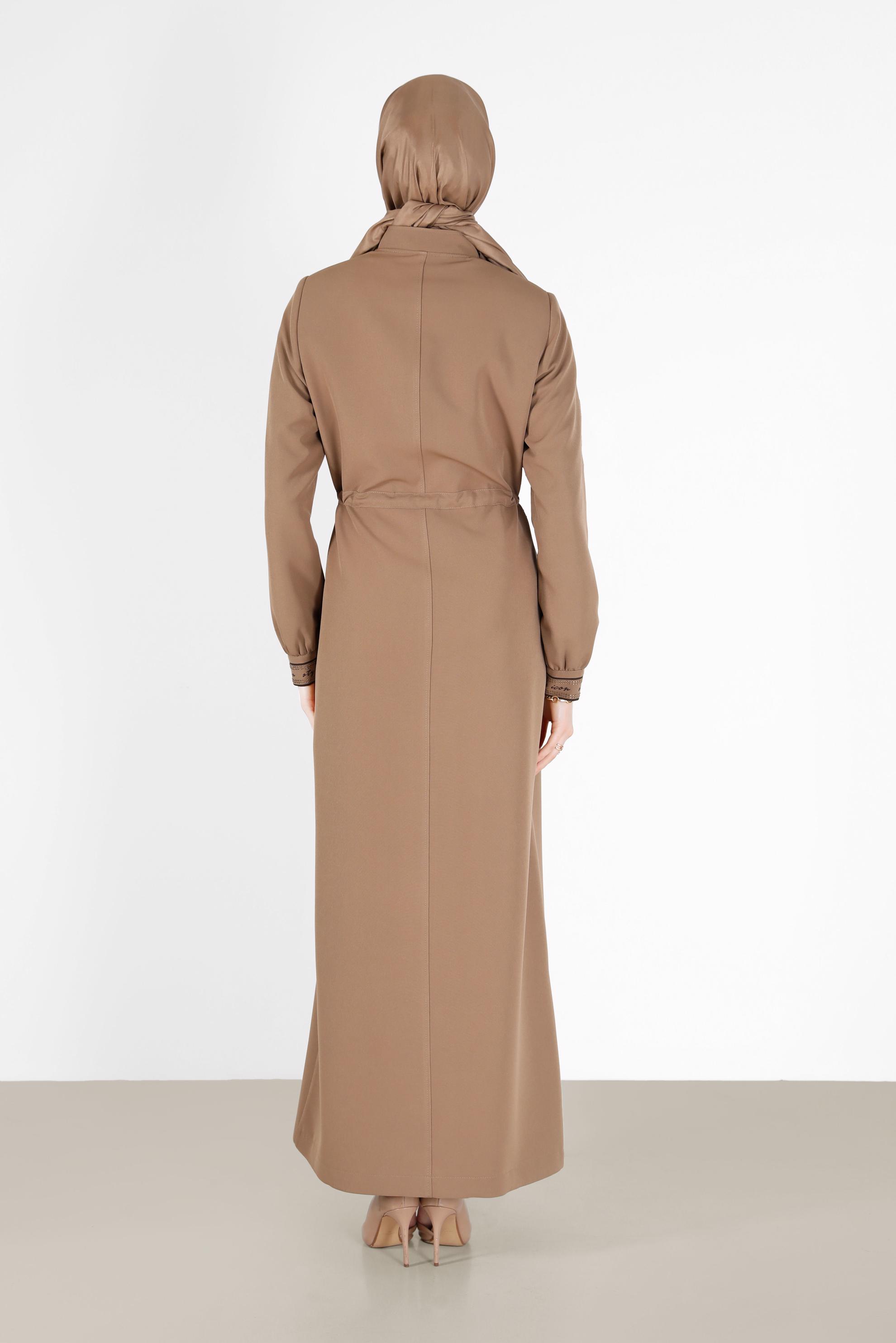 Tesettür giyim BEJ YAZI BASKILI BELİ BÜZGÜLÜ PARDESÜ 10475 