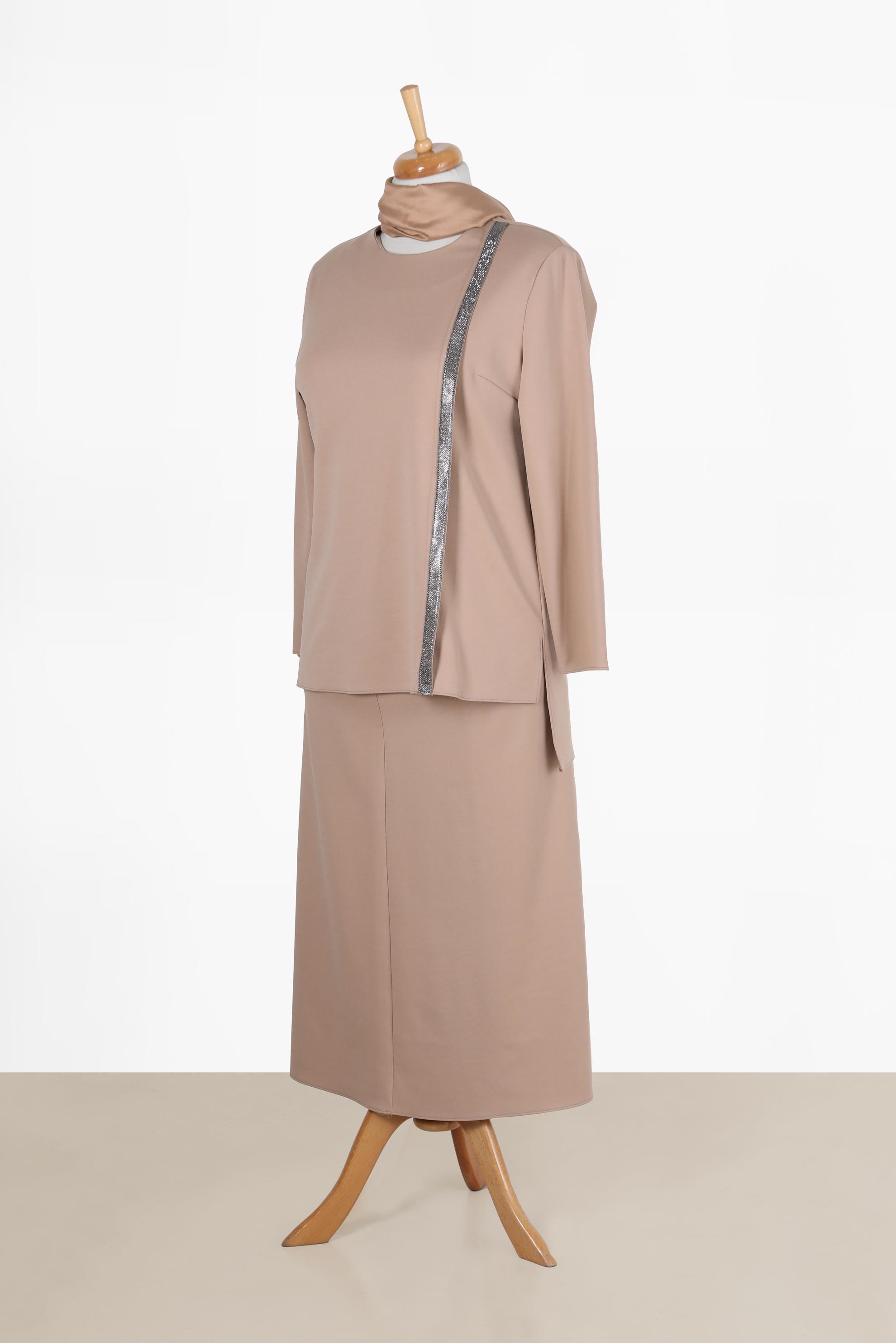 Vêtements hijab BEIGE COSTUME JUPE 2 PIÈCES DÉTAIL RAYURES ARGENTÉES 20186