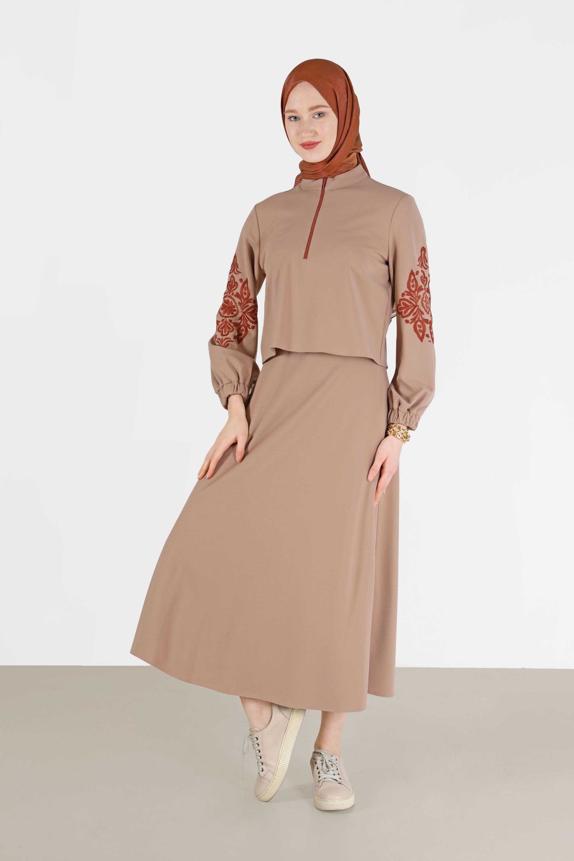 Tesettür giyim BEJ KOLLARI NAKIŞLI FERMUAR DETAYLI İKİLİ ETEKLİ TAKIM 42208 