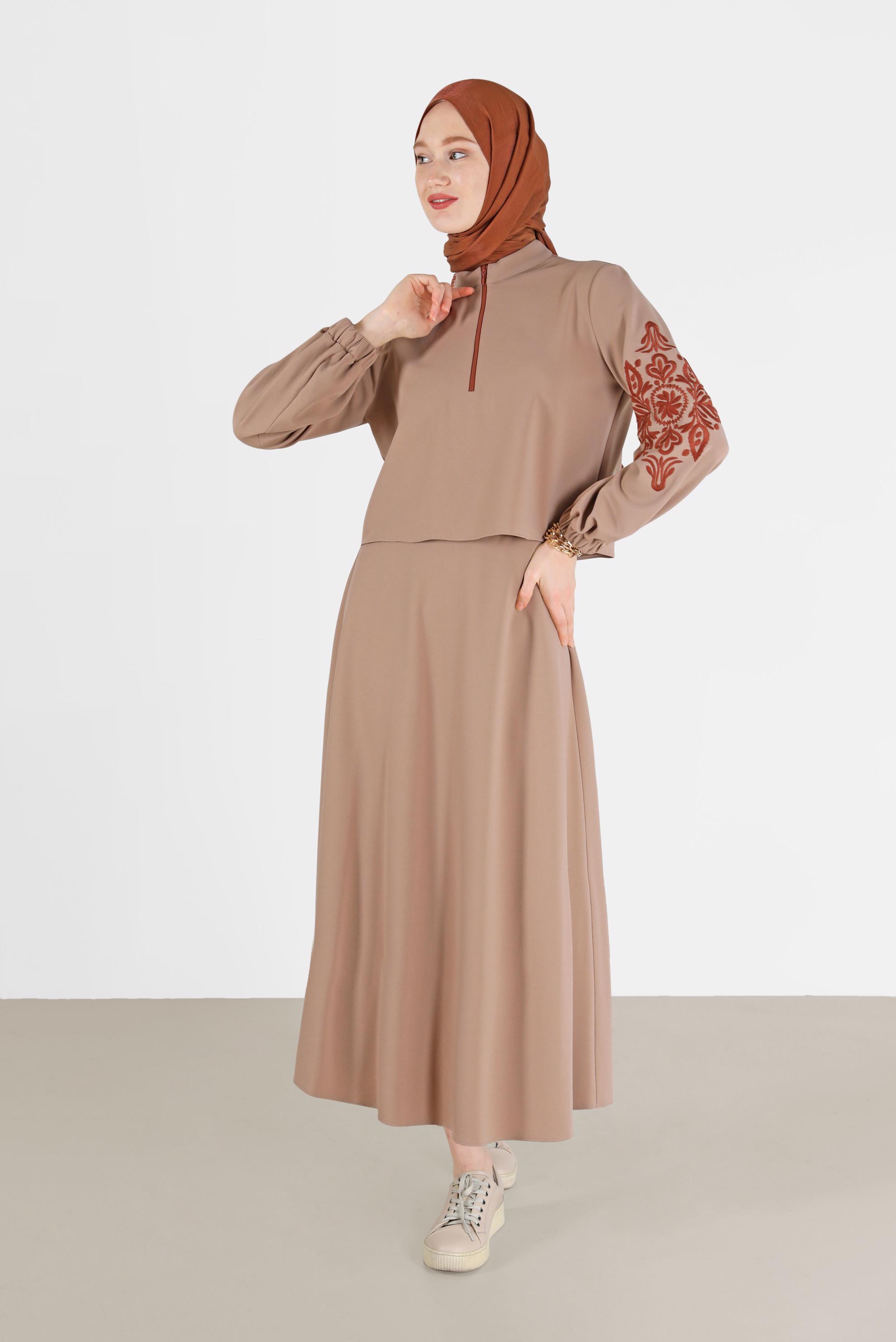 Tesettür giyim BEJ KOLLARI NAKIŞLI FERMUAR DETAYLI İKİLİ ETEKLİ TAKIM 42208 