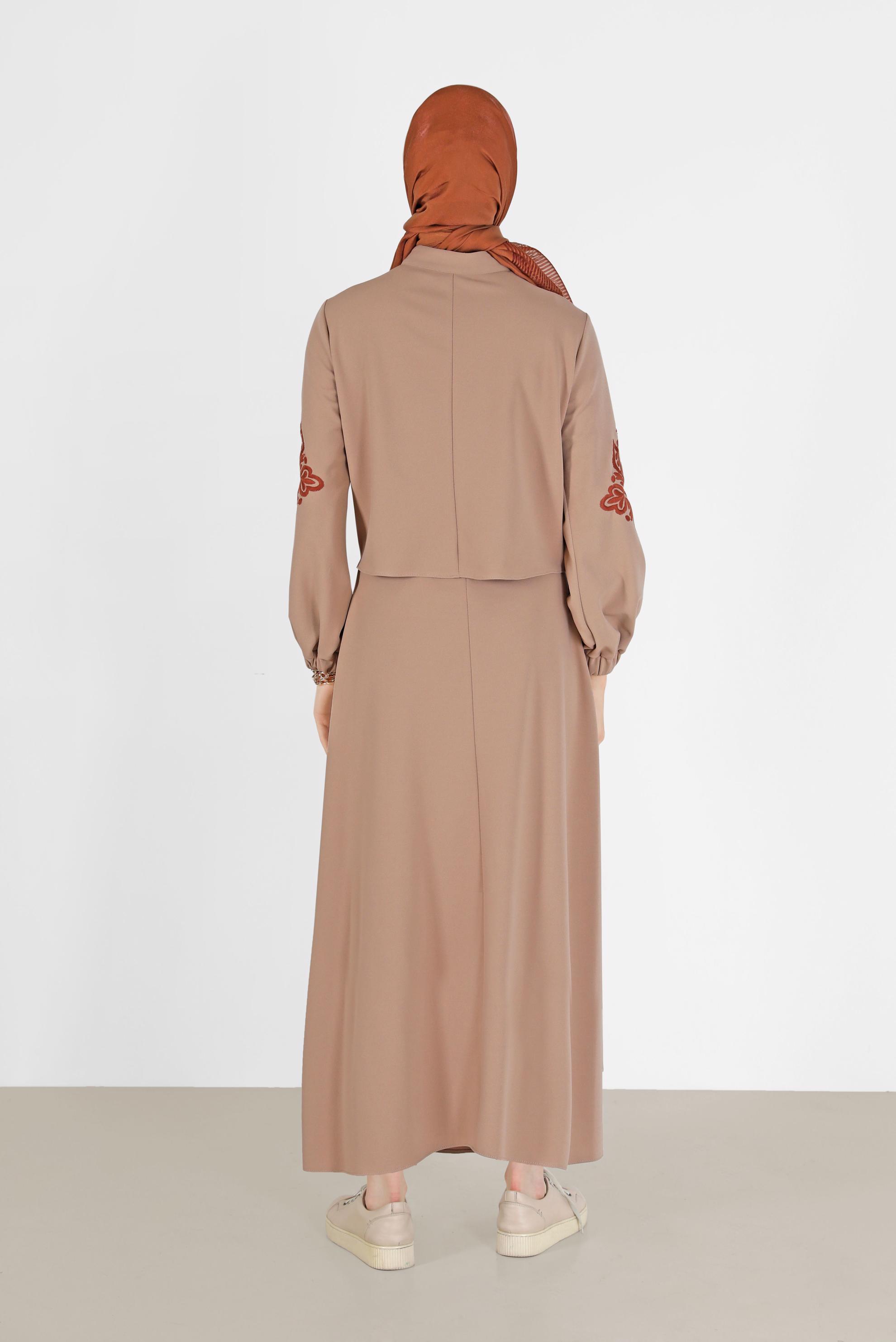 Tesettür giyim BEJ KOLLARI NAKIŞLI FERMUAR DETAYLI İKİLİ ETEKLİ TAKIM 42208 