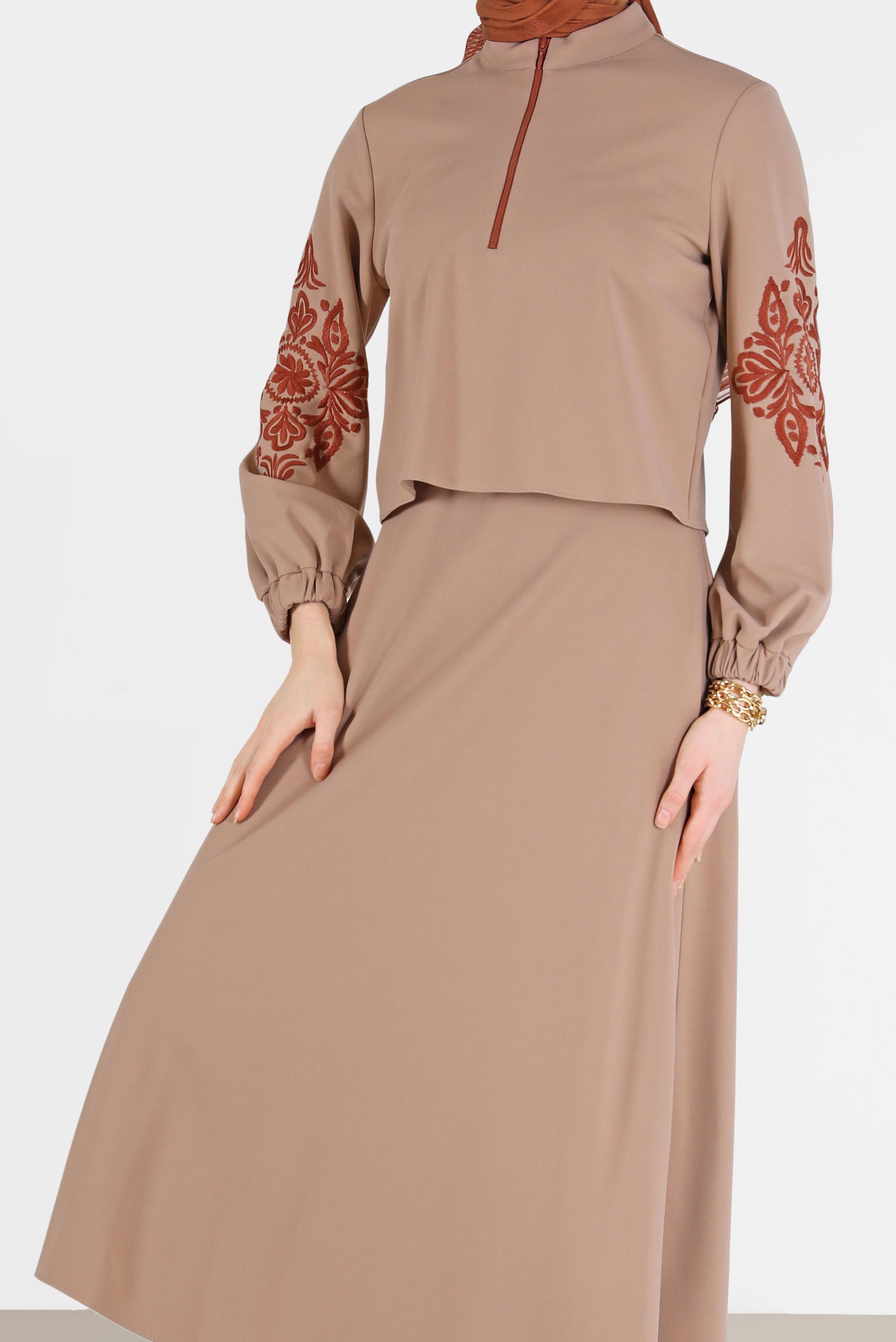 Tesettür giyim BEJ KOLLARI NAKIŞLI FERMUAR DETAYLI İKİLİ ETEKLİ TAKIM 42208 