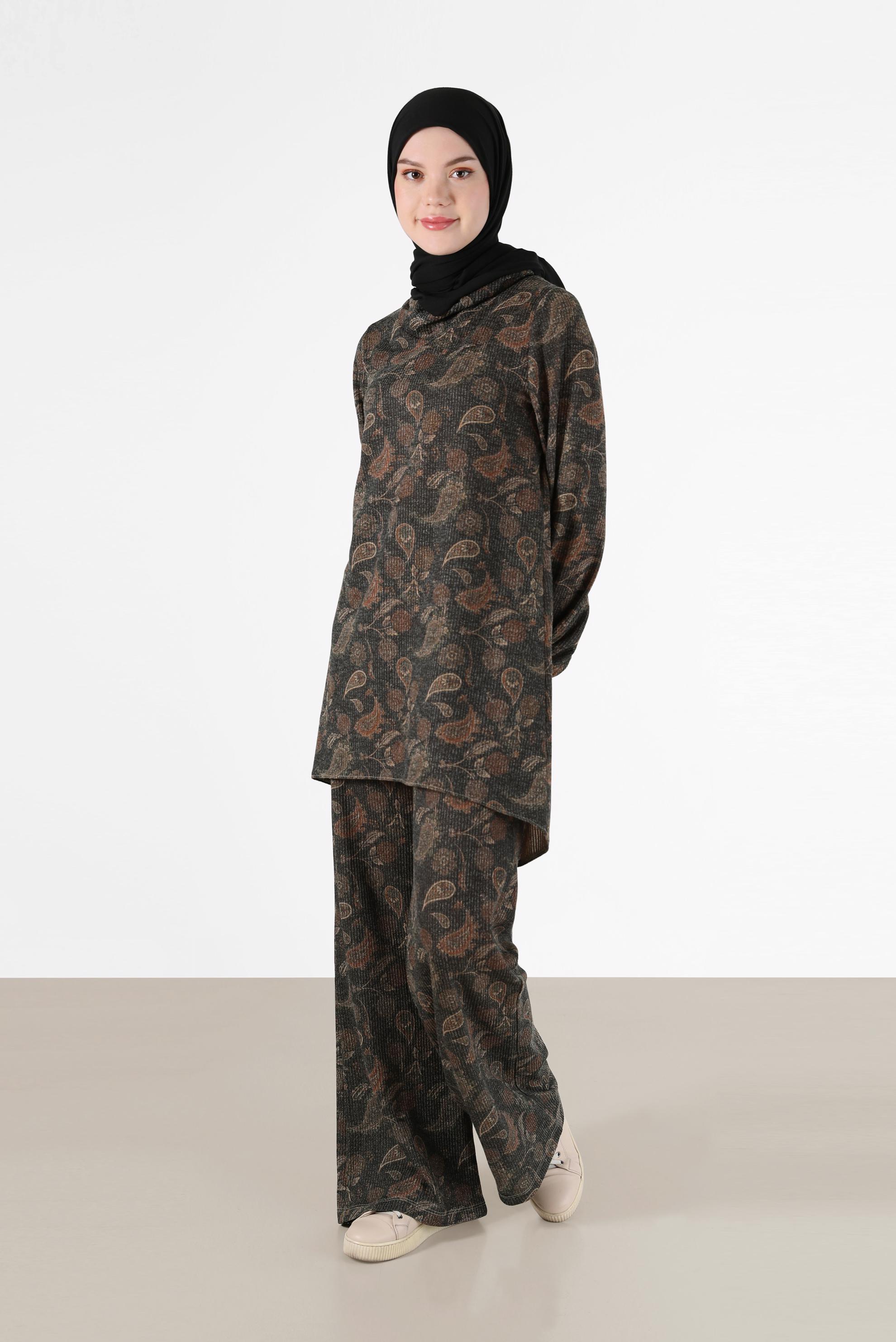 Tesettür giyim SİYAH MANŞETLERİ LASTİKLİ BALIKÇI YAKA DESENLİ İKİLİ PANT. TAKIM 42280 