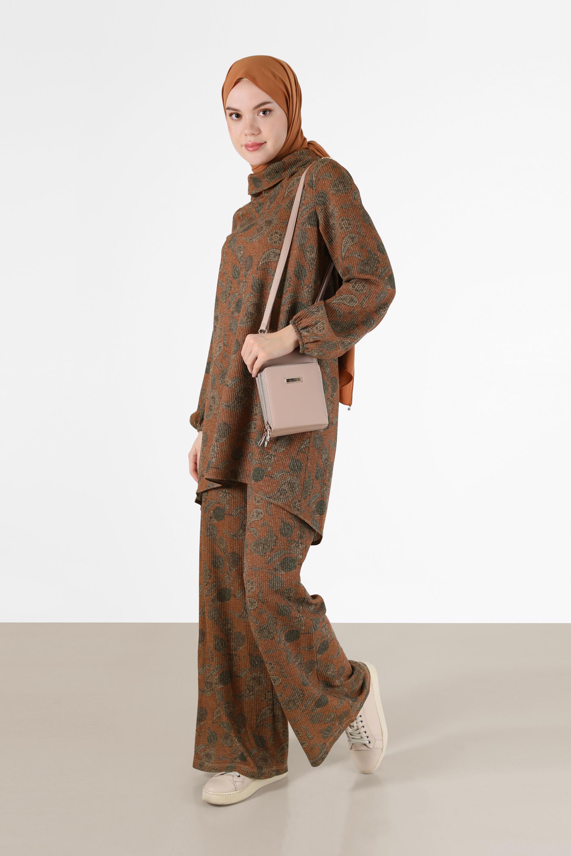 Tesettür giyim TABA MANŞETLERİ LASTİKLİ BALIKÇI YAKA DESENLİ İKİLİ PANT. TAKIM 42280 