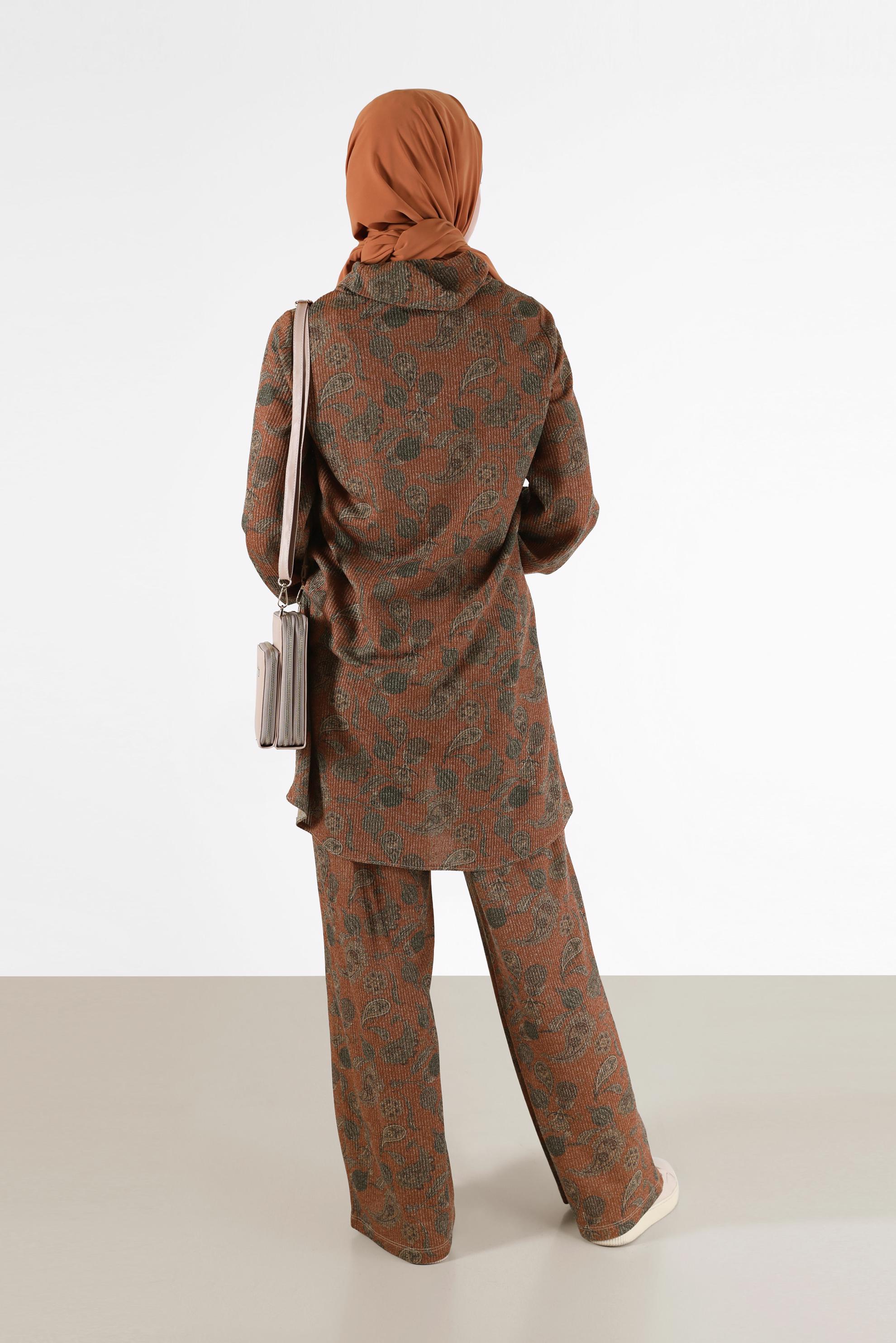 Tesettür giyim TABA MANŞETLERİ LASTİKLİ BALIKÇI YAKA DESENLİ İKİLİ PANT. TAKIM 42280 