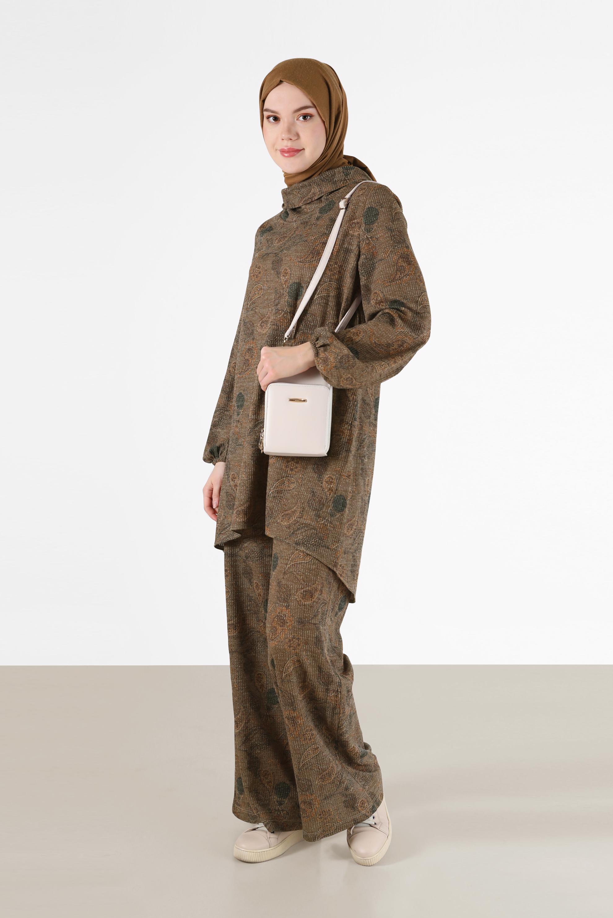 Tesettür giyim VİZON MANŞETLERİ LASTİKLİ BALIKÇI YAKA DESENLİ İKİLİ PANT. TAKIM 42280 