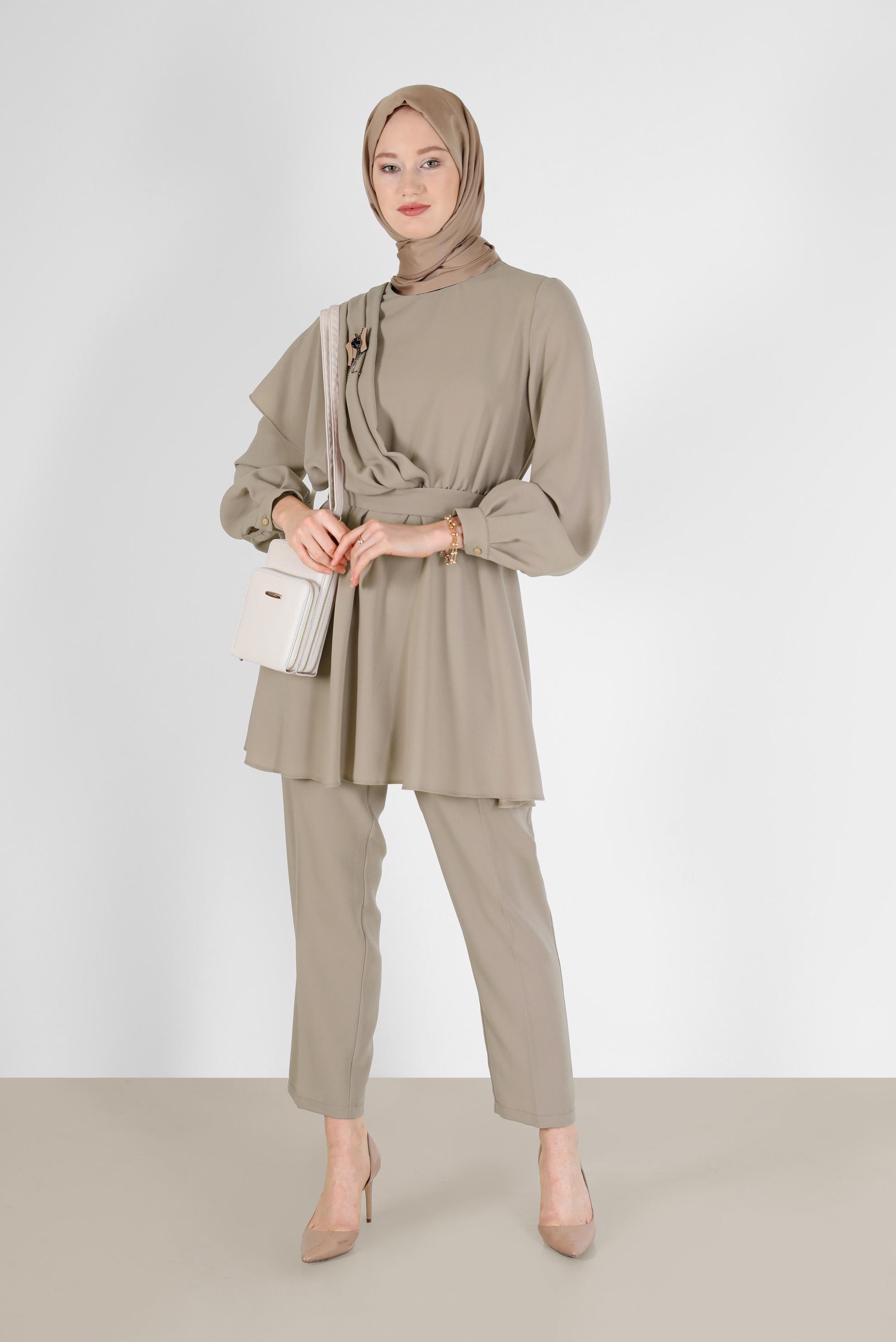Tesettür giyim BEJ BELİ KUŞAKLI ASİMETRİK KESİM İKİLİ PANT. TAKIM 42310