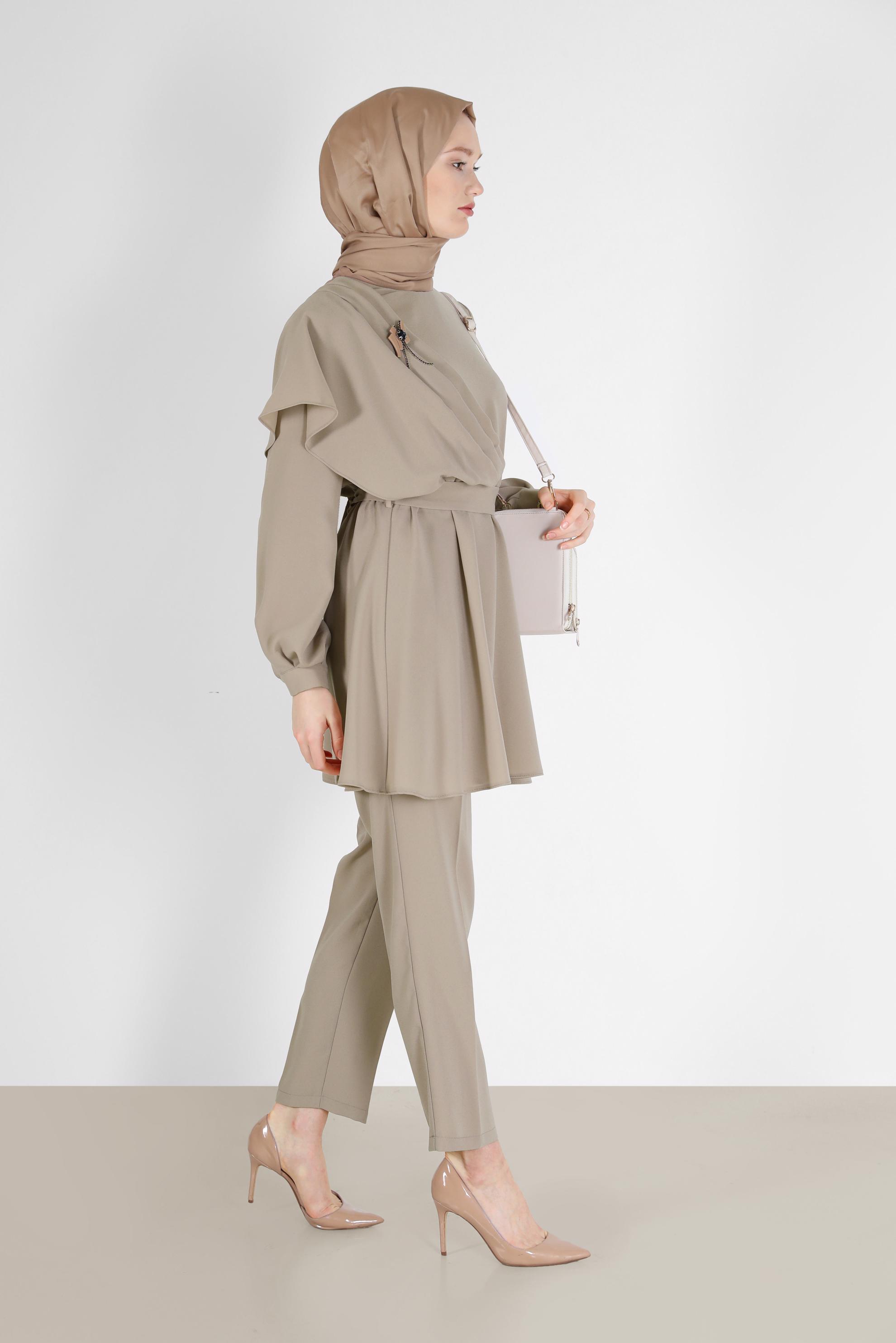 Tesettür giyim BEJ BELİ KUŞAKLI ASİMETRİK KESİM İKİLİ PANT. TAKIM 42310