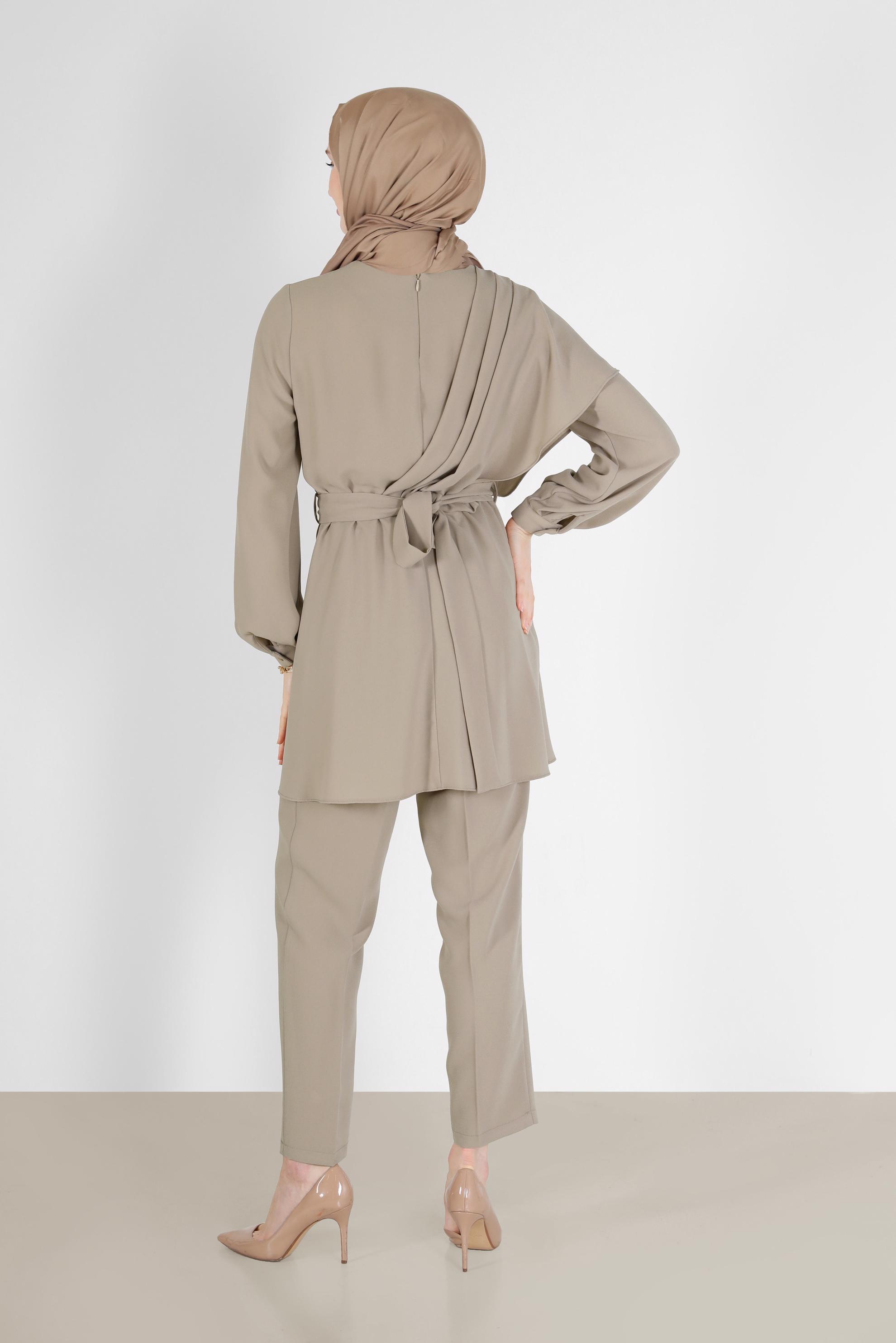 Tesettür giyim BEJ BELİ KUŞAKLI ASİMETRİK KESİM İKİLİ PANT. TAKIM 42310