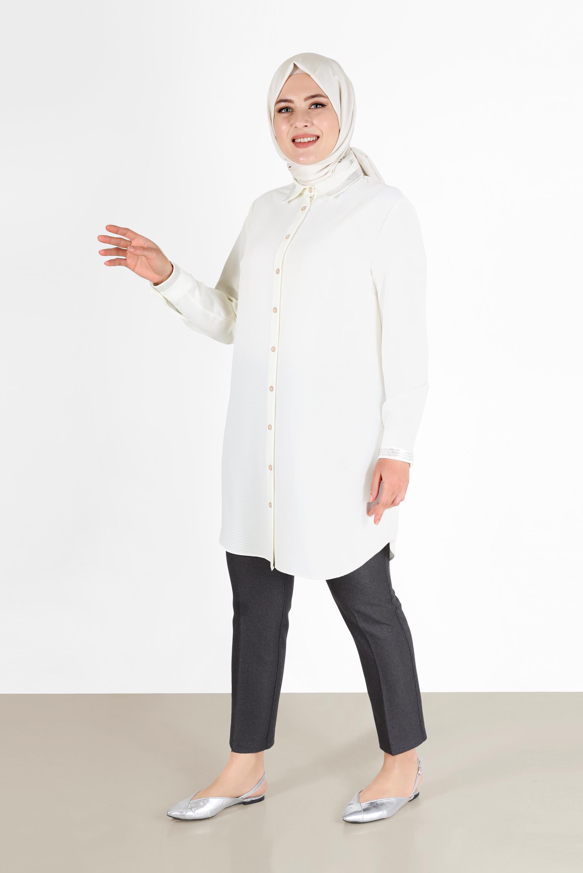 Tesettür giyim BEYAZ YAKASI VE MANŞETLERİ TAŞ DETAYLI BOYDAN DÜĞMELİ TUNİK 20182 