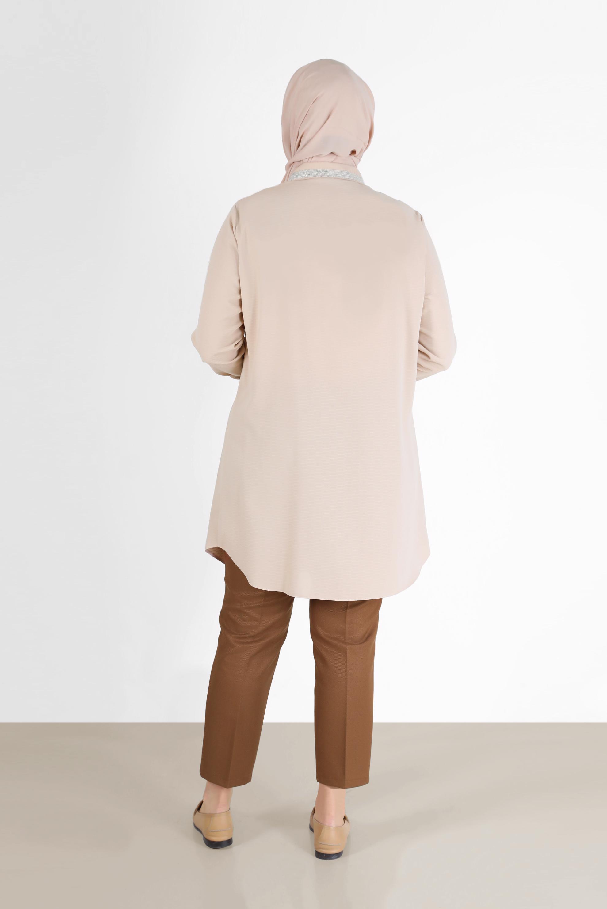 Tesettür giyim BEJ YAKASI VE MANŞETLERİ TAŞ DETAYLI BOYDAN DÜĞMELİ TUNİK 20182 