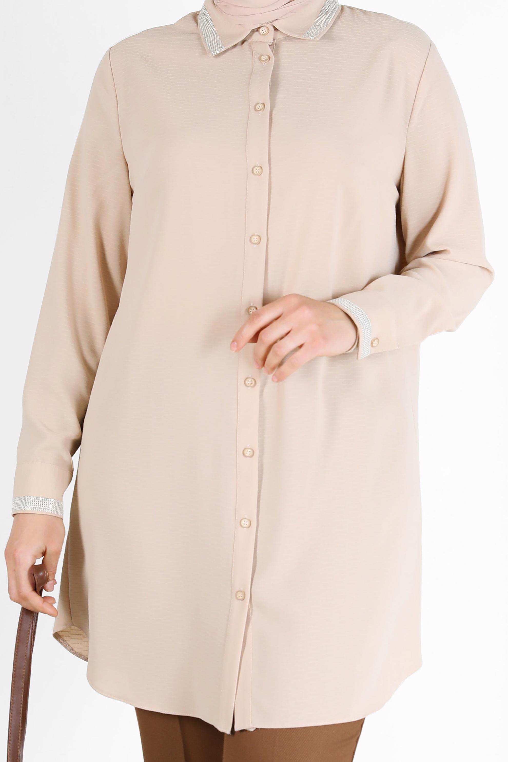 Tesettür giyim BEJ YAKASI VE MANŞETLERİ TAŞ DETAYLI BOYDAN DÜĞMELİ TUNİK 20182 