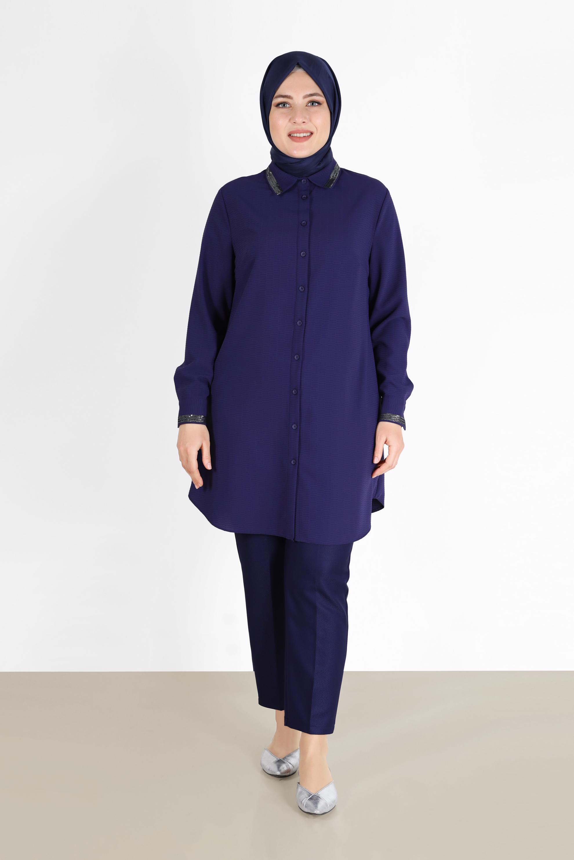 Tesettür giyim LACİVERT YAKASI VE MANŞETLERİ TAŞ DETAYLI BOYDAN DÜĞMELİ TUNİK 20182 