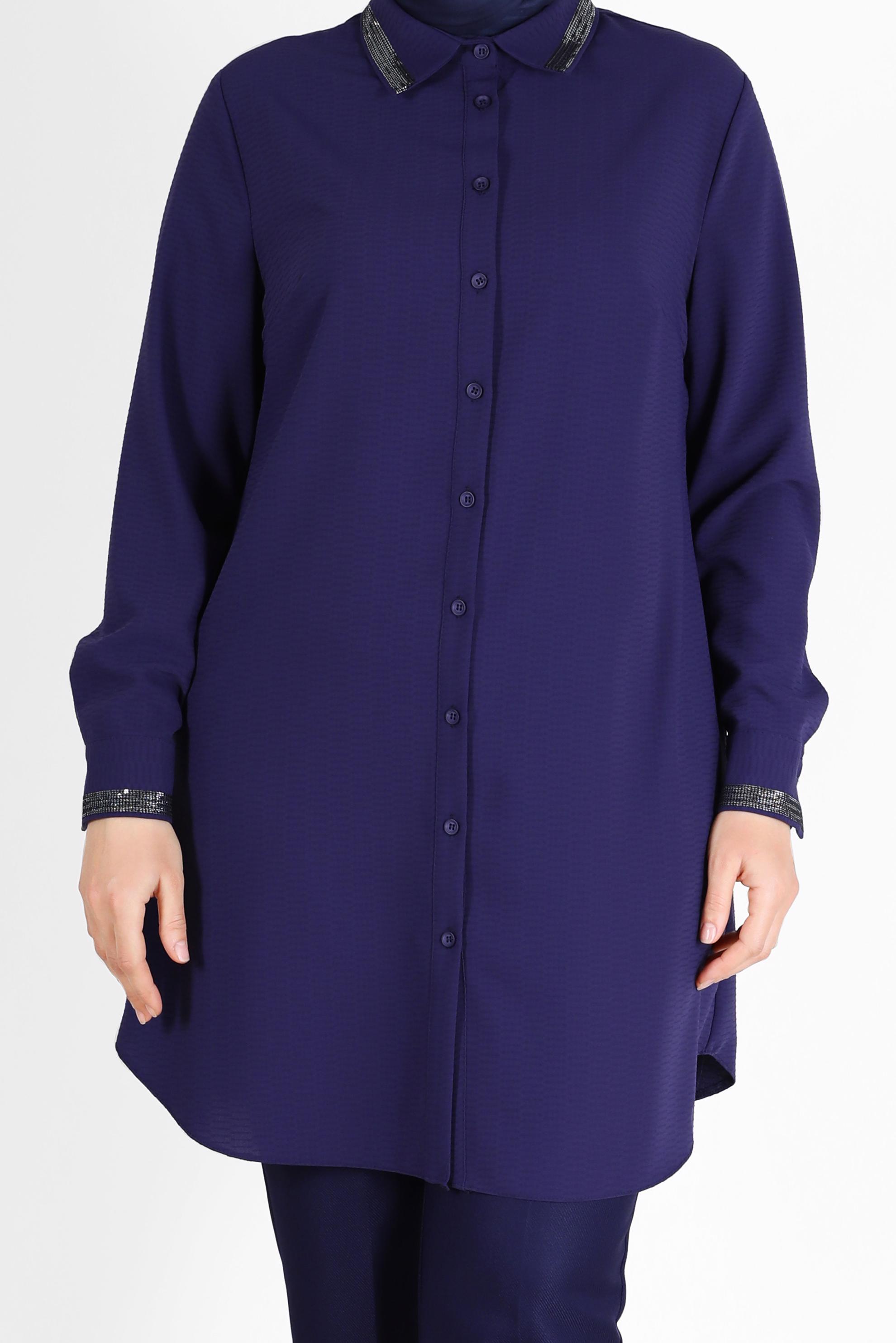 Tesettür giyim LACİVERT YAKASI VE MANŞETLERİ TAŞ DETAYLI BOYDAN DÜĞMELİ TUNİK 20182 