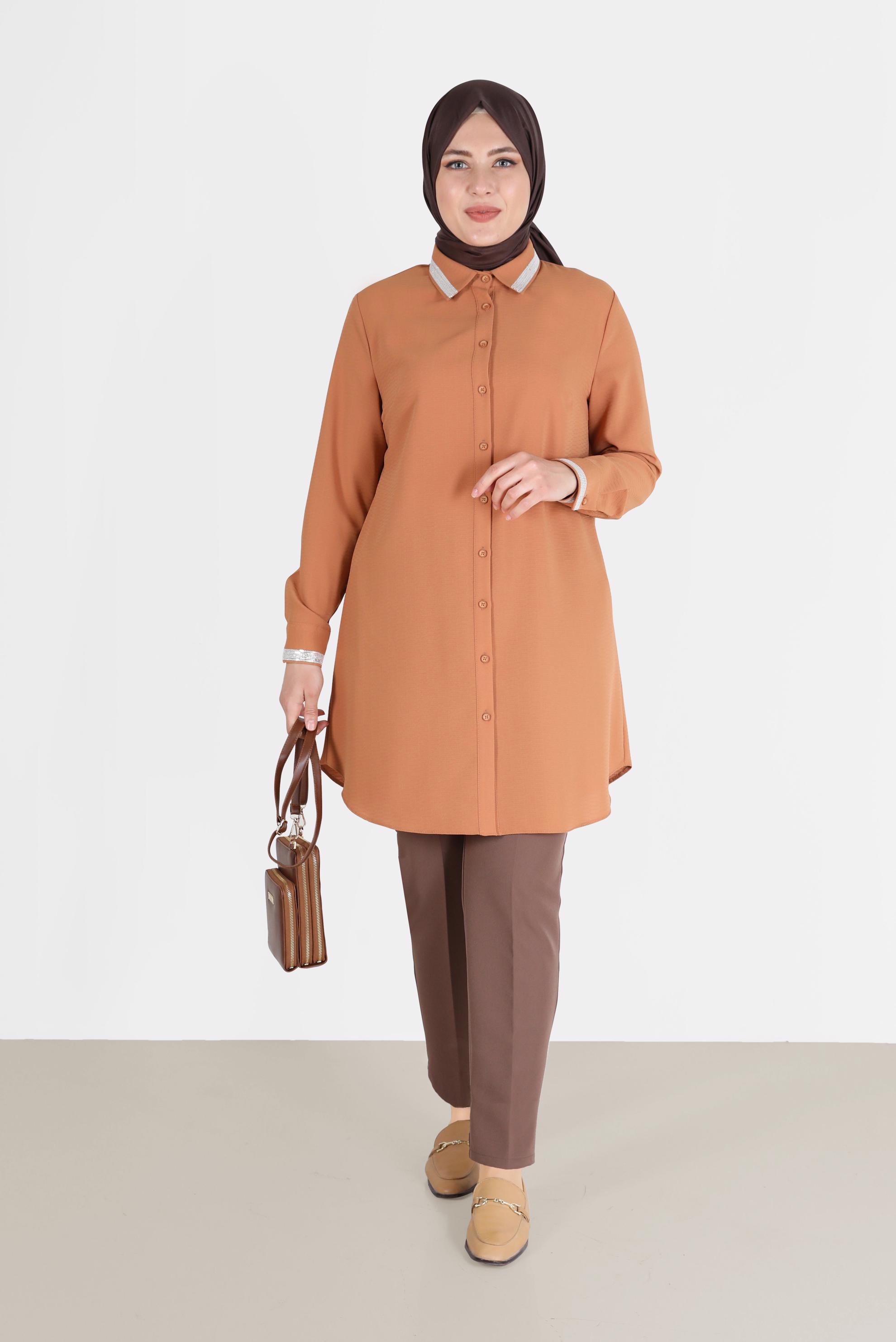 Tesettür giyim KAHVE YAKASI VE MANŞETLERİ TAŞ DETAYLI BOYDAN DÜĞMELİ TUNİK 20182 