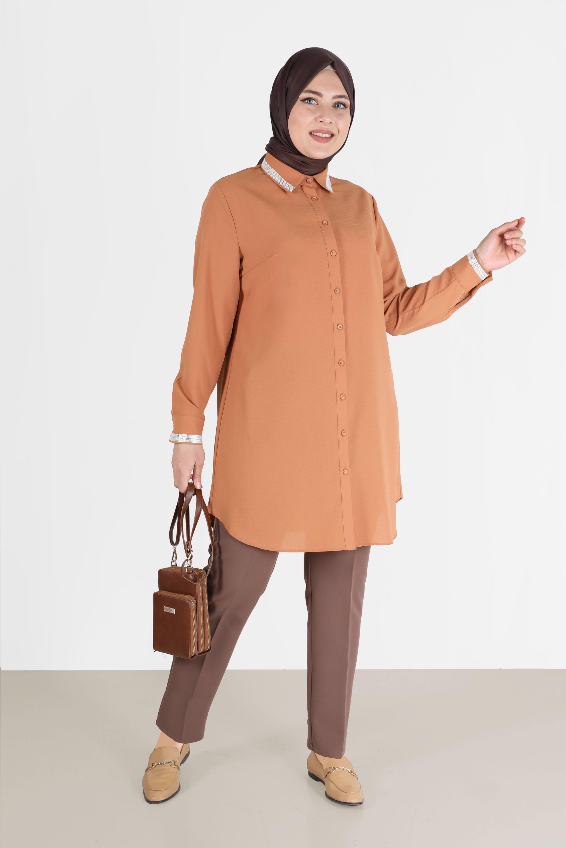 Tesettür giyim KAHVE YAKASI VE MANŞETLERİ TAŞ DETAYLI BOYDAN DÜĞMELİ TUNİK 20182 