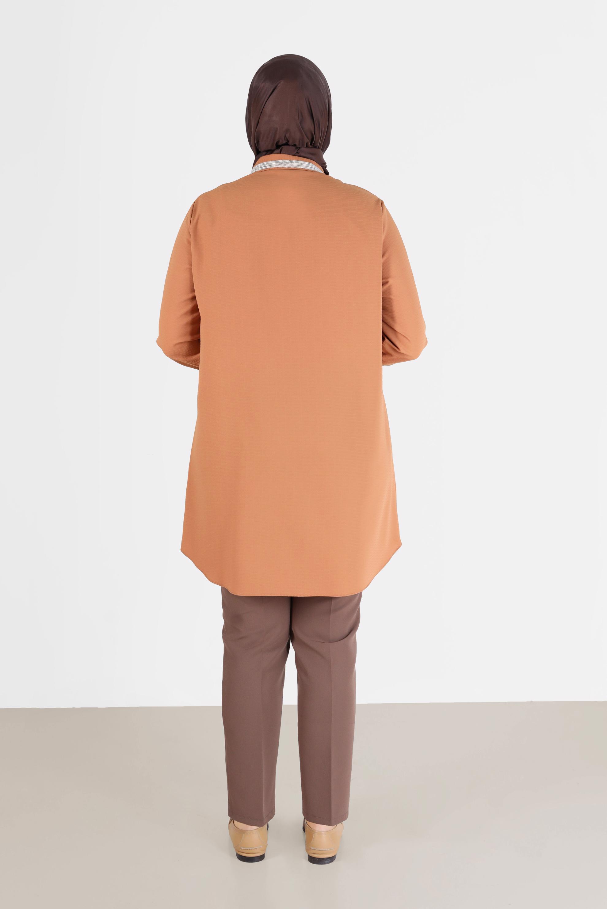 Tesettür giyim KAHVE YAKASI VE MANŞETLERİ TAŞ DETAYLI BOYDAN DÜĞMELİ TUNİK 20182 