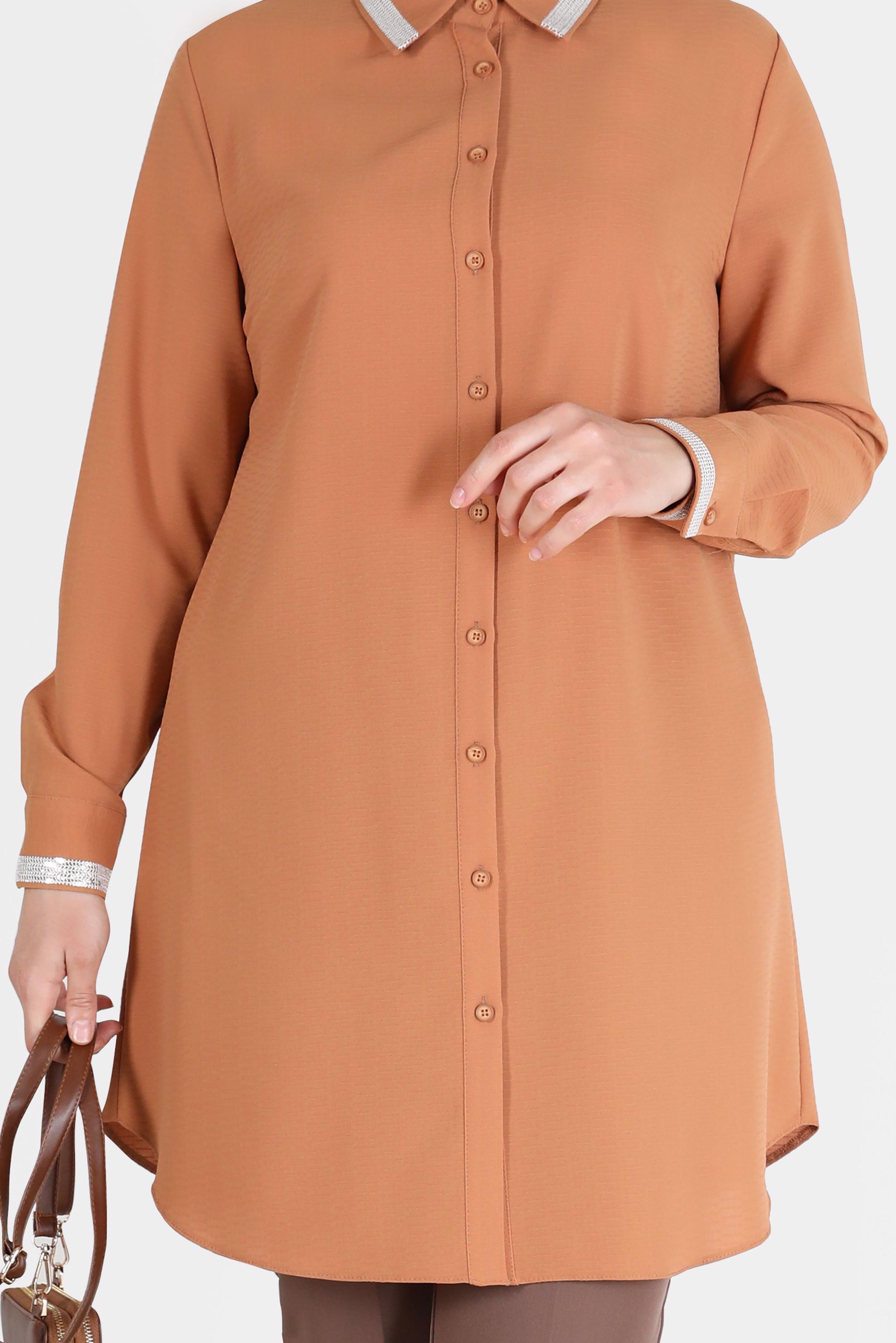 Tesettür giyim KAHVE YAKASI VE MANŞETLERİ TAŞ DETAYLI BOYDAN DÜĞMELİ TUNİK 20182 