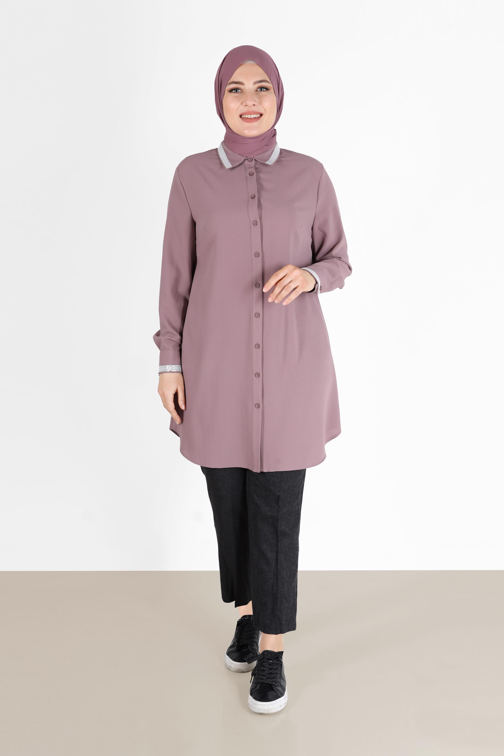 Tesettür giyim PEMBE YAKASI VE MANŞETLERİ TAŞ DETAYLI BOYDAN DÜĞMELİ TUNİK 20182 