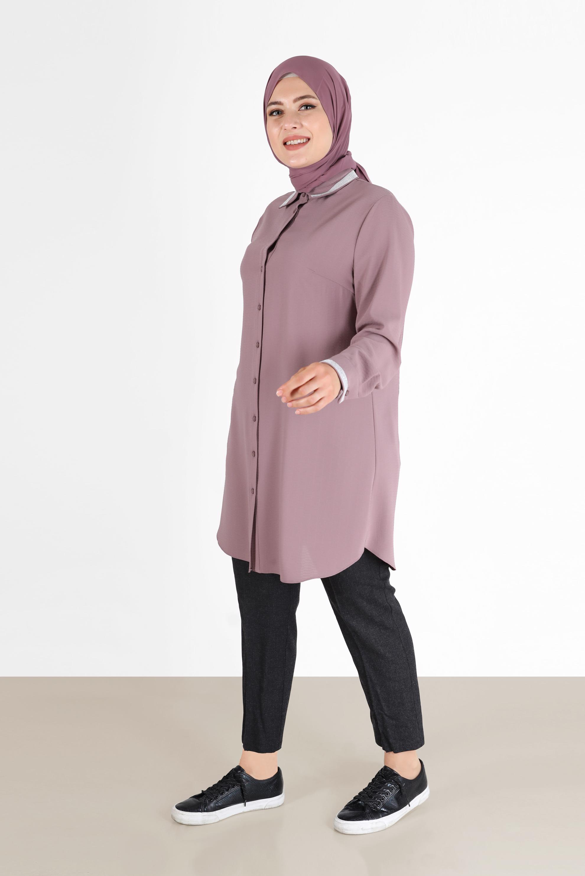 Tesettür giyim PEMBE YAKASI VE MANŞETLERİ TAŞ DETAYLI BOYDAN DÜĞMELİ TUNİK 20182 