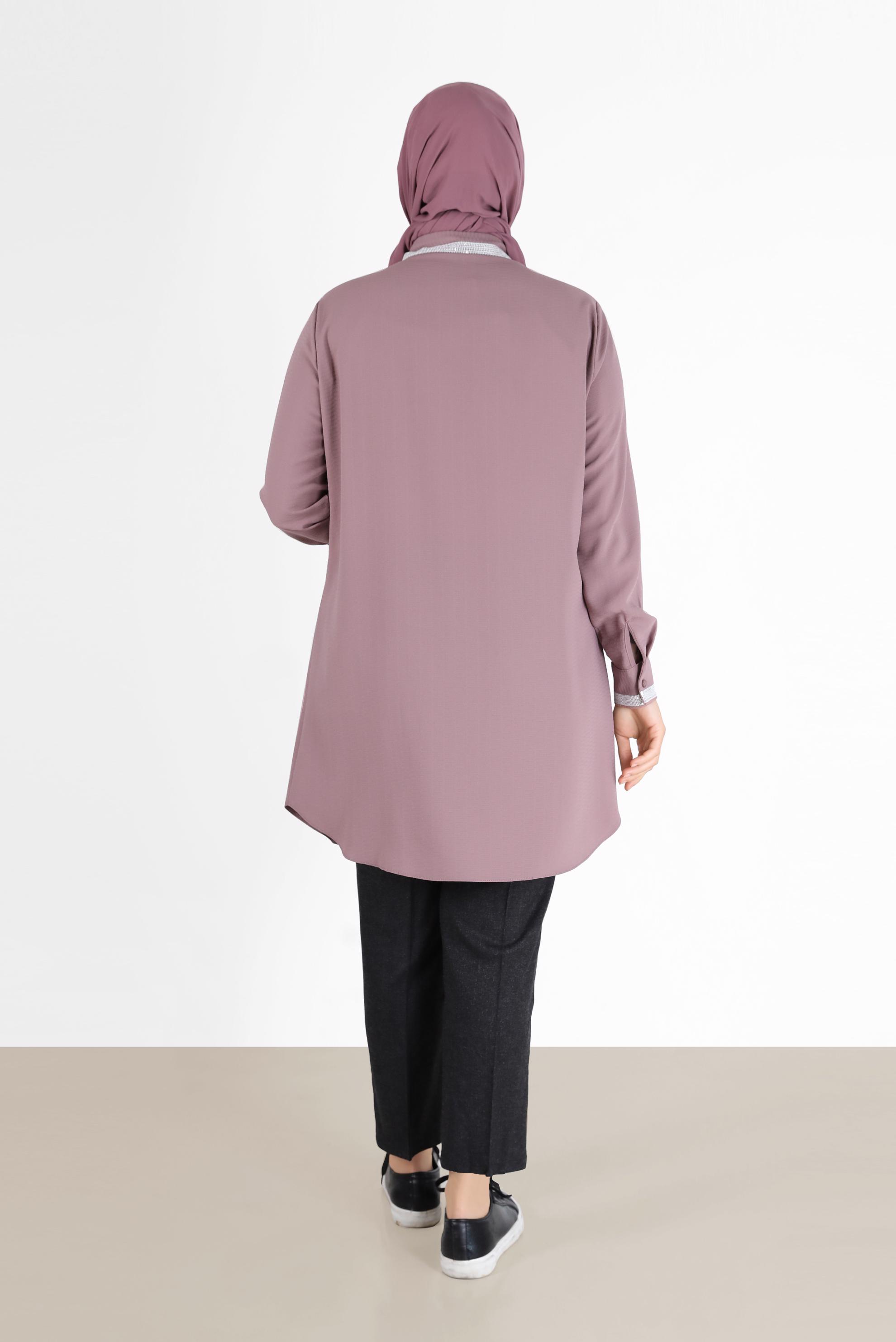 Tesettür giyim PEMBE YAKASI VE MANŞETLERİ TAŞ DETAYLI BOYDAN DÜĞMELİ TUNİK 20182 