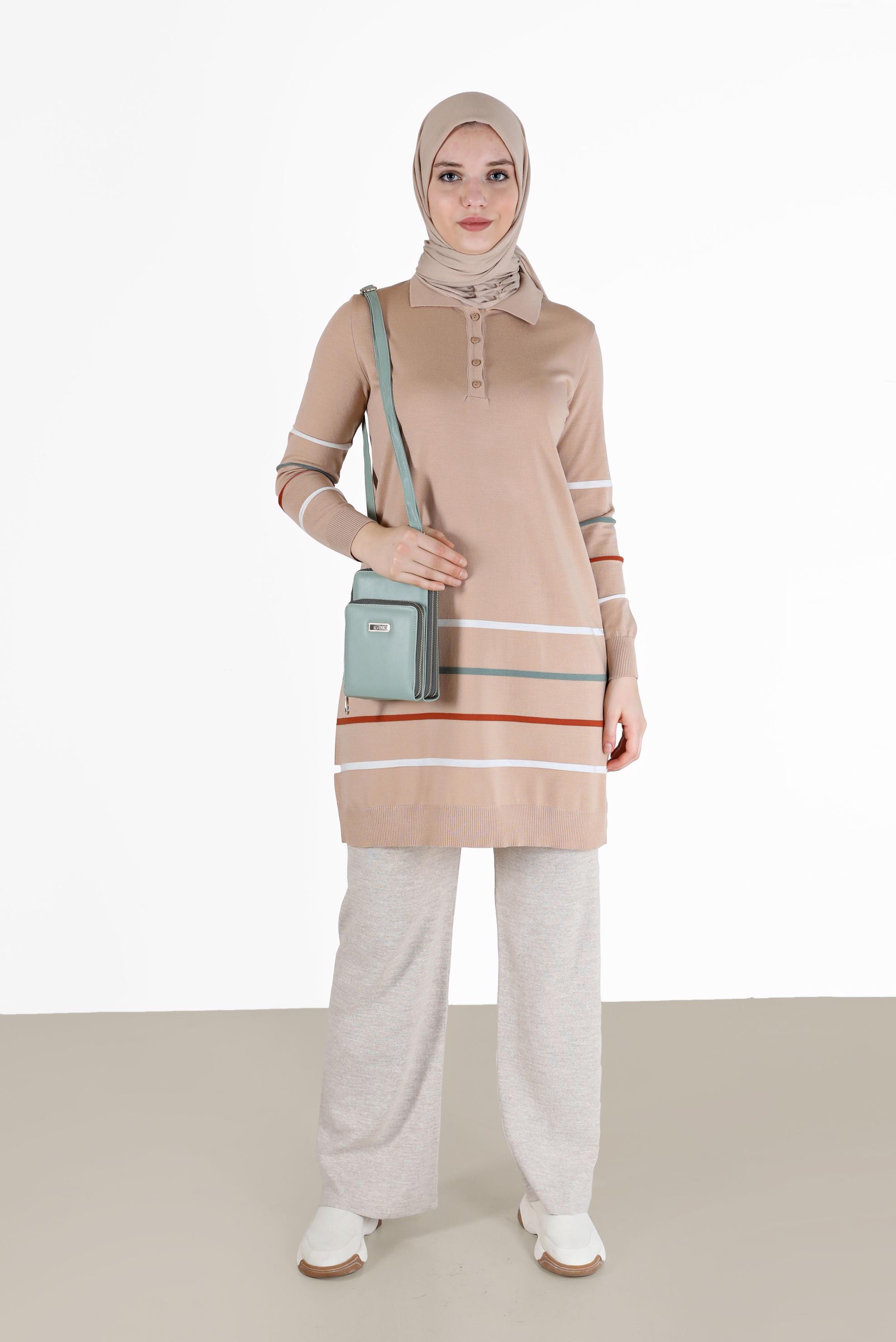 Tesettür giyim BEJ RENKLİ ŞERİT DETAYLI POLO YAKA TRİKO TUNİK 42019 