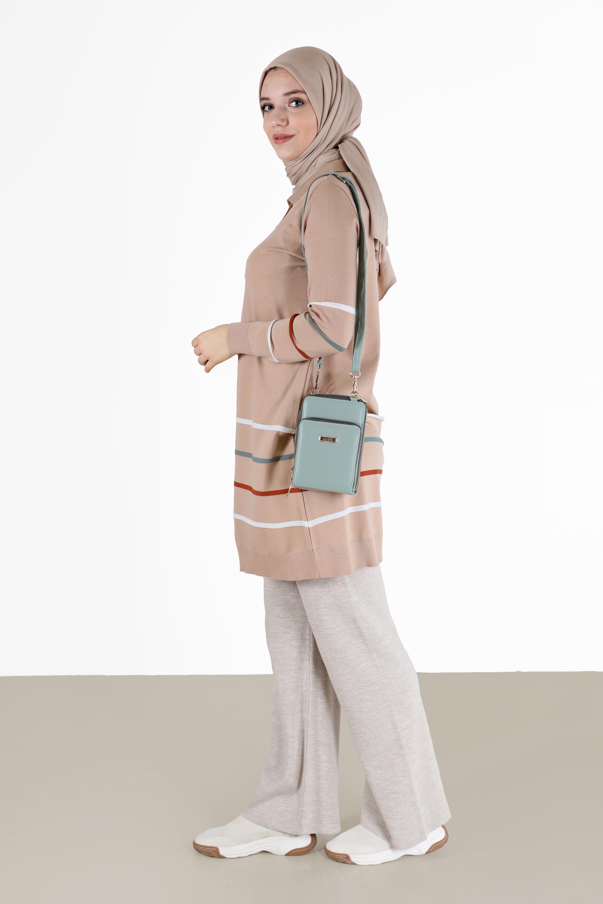 Tesettür giyim BEJ RENKLİ ŞERİT DETAYLI POLO YAKA TRİKO TUNİK 42019 