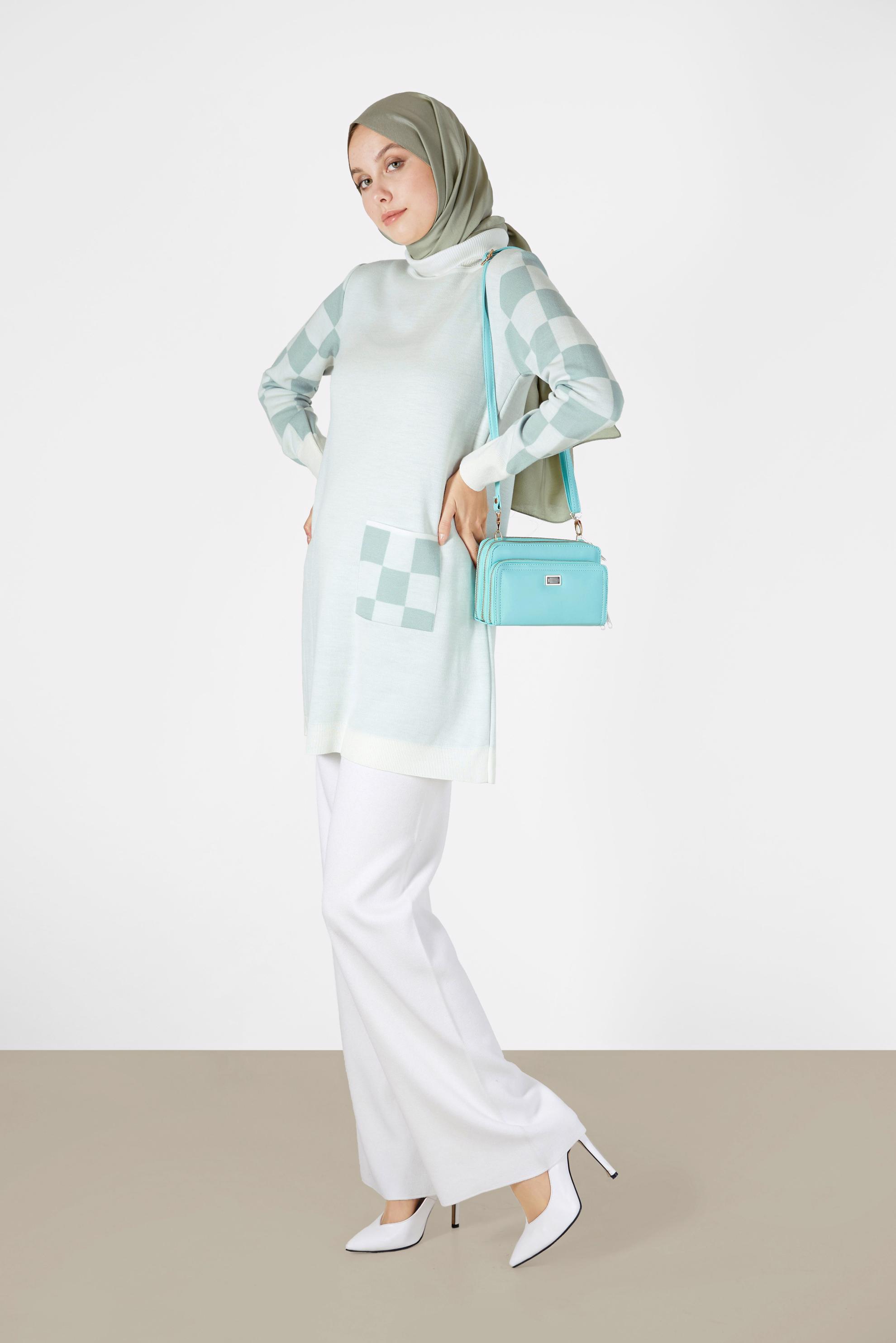 Tesettür giyim BEYAZ KARE DESENLİ CEPLİ TRİKO TUNİK 42022 