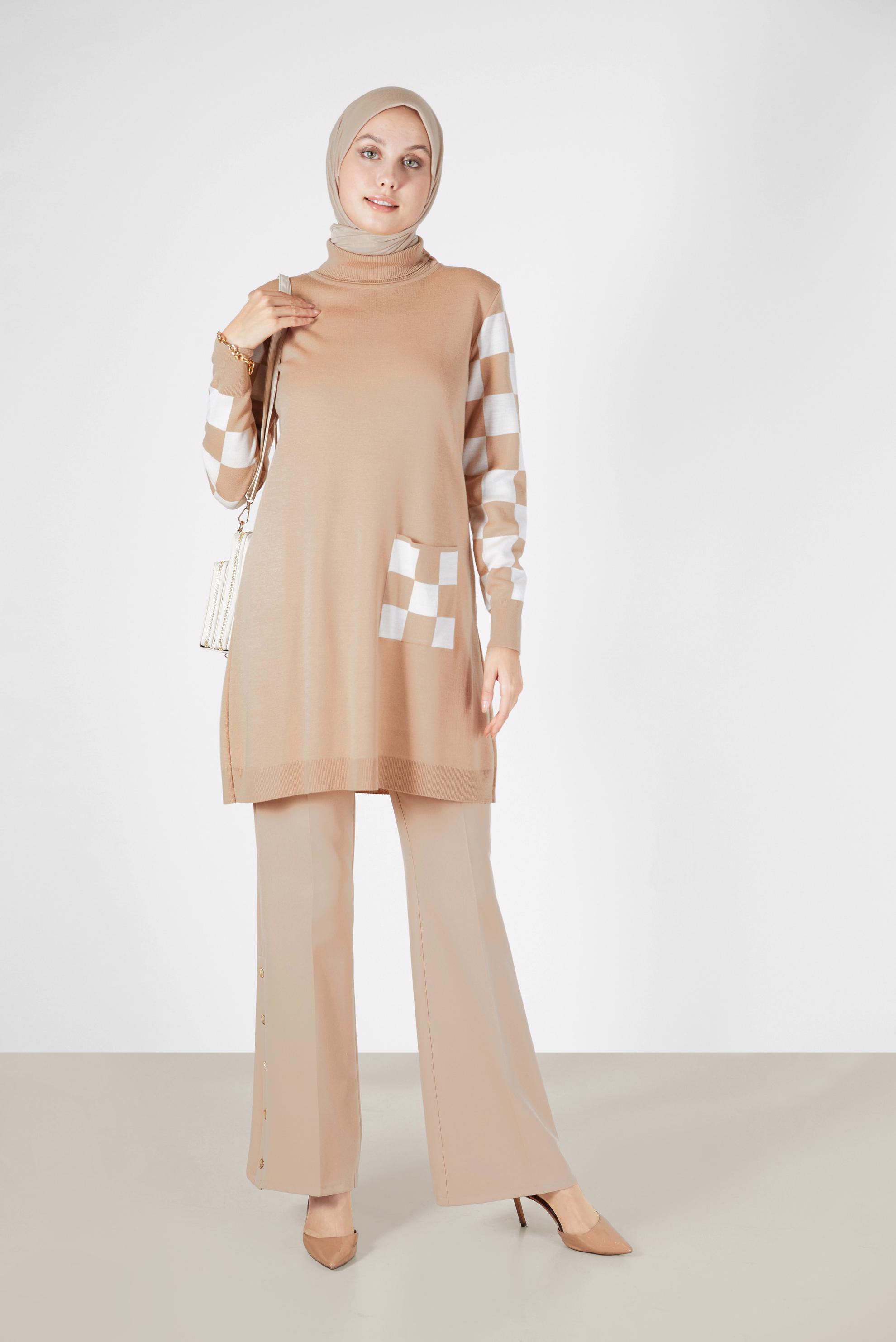 Tesettür giyim BEJ KARE DESENLİ CEPLİ TRİKO TUNİK 42022 